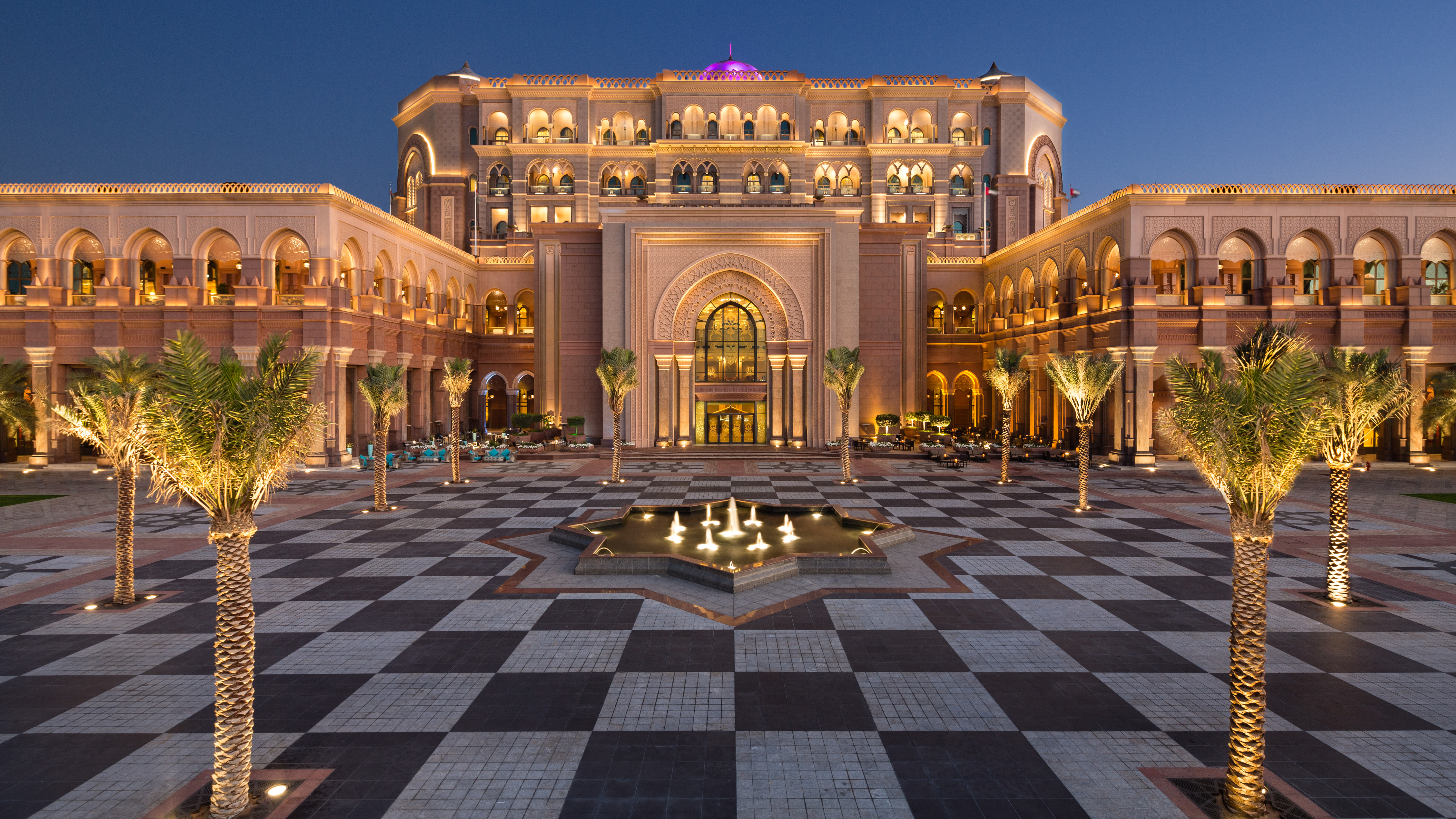 مدخل فندق قصر الإمارات بأضواء تنير الباحة الخارجية