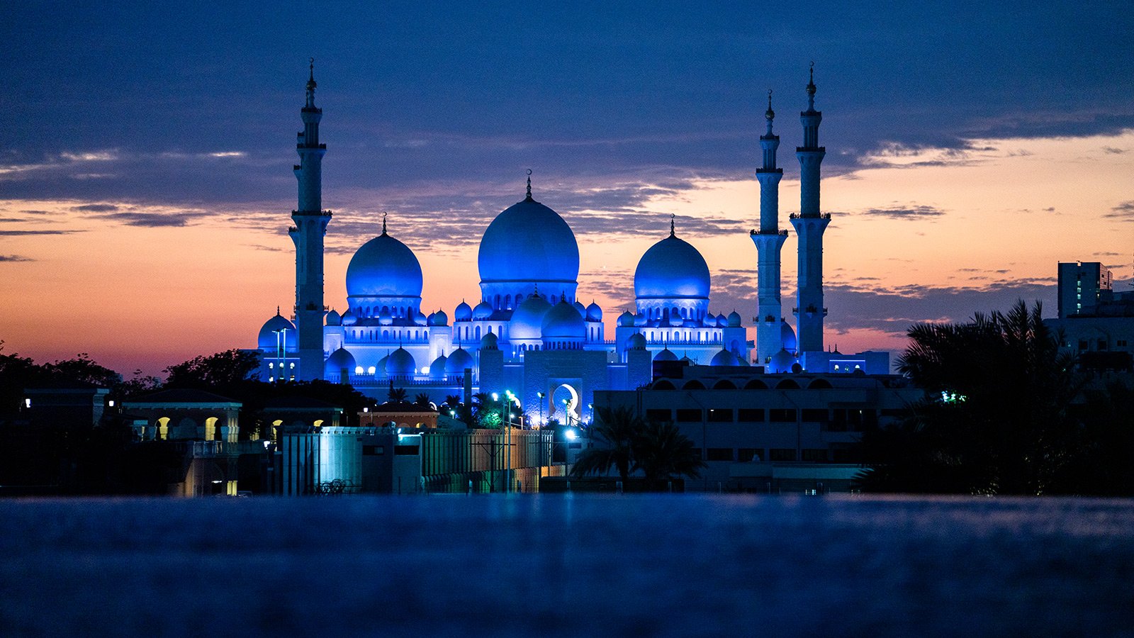 La Grande Moschea dello sceicco Zayed al crepuscolo