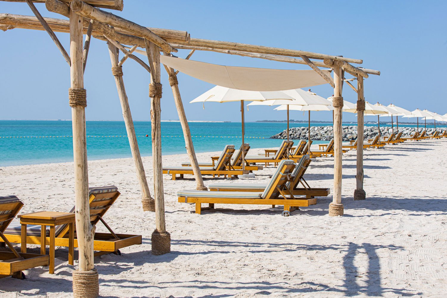 Skryj się przed słońcem w luksusowym kempingu na wyspie Hudayriyat
