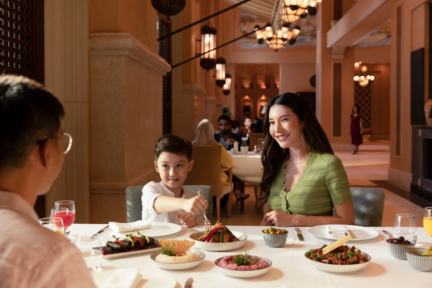 에미리트 팰리스 만다린 오리엔탈(Emirates Palace Mandarin Oriental)에서 세계 각국의 요리를 맛보세요 