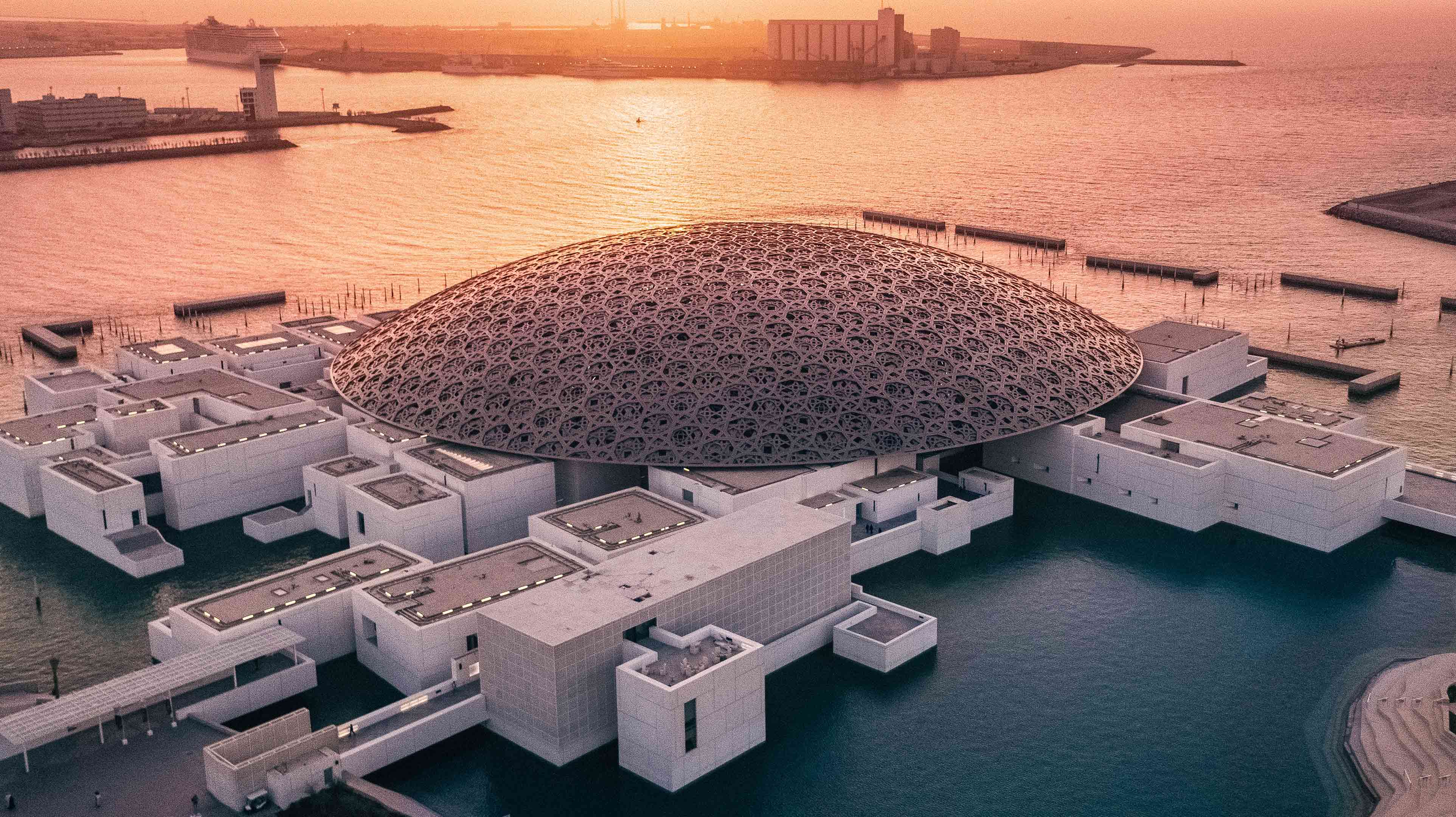 Discover the magnificent Louvre Museum in Abu Dhabi