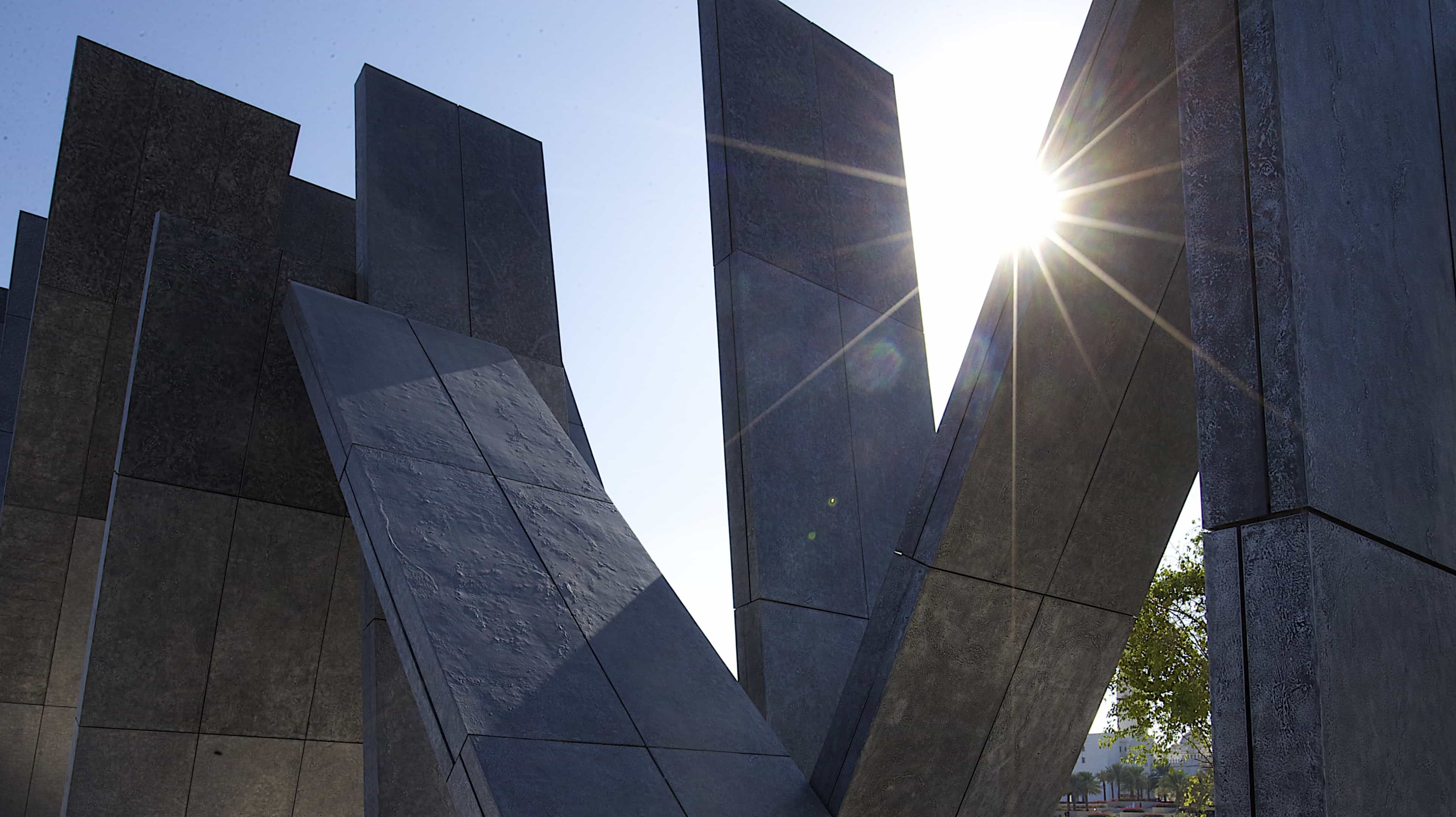  Le mémorial est composé de 31 panneaux faits de métal récupéré des véhicules blindés utilisés par les Forces Armées