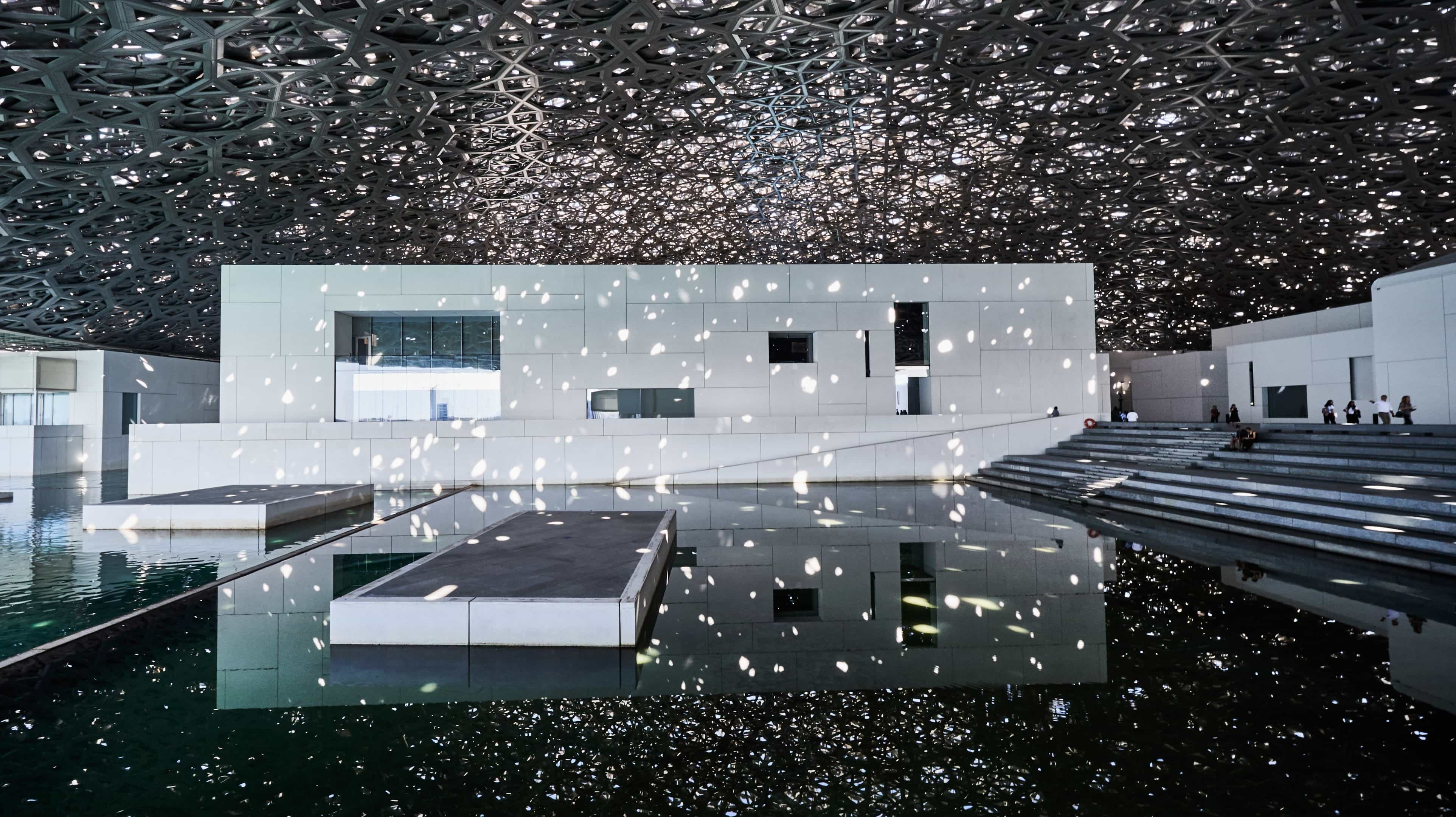  L'intérieur du Louvre Abu Dhabi, un chef-d'œuvre architectural, invite à la contemplation et à l'émerveillement sous son dôme scintillant. 