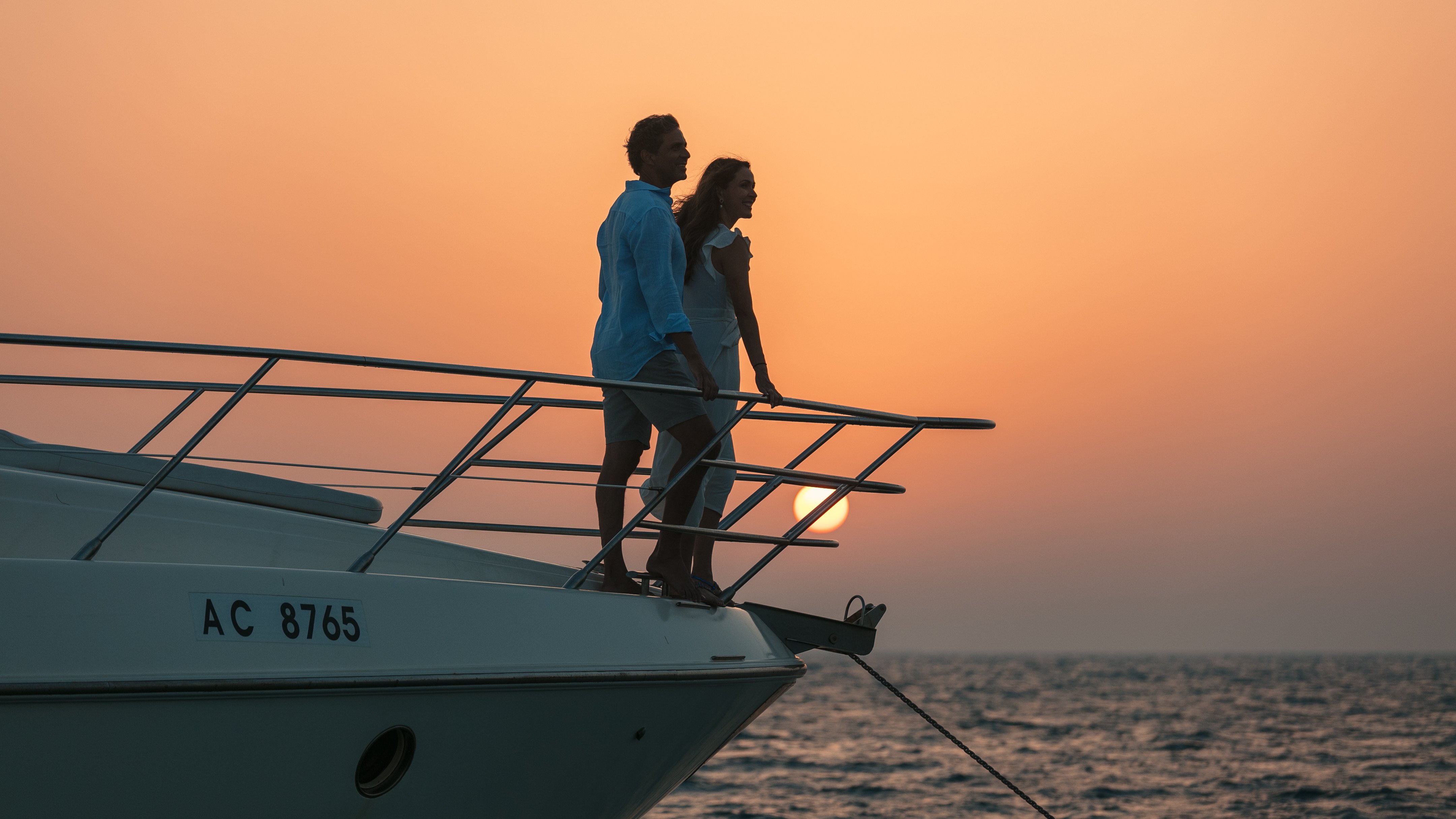 زوجان أجنبيان على متن قارب في إحدى المحميات البحرية في أبوظبي