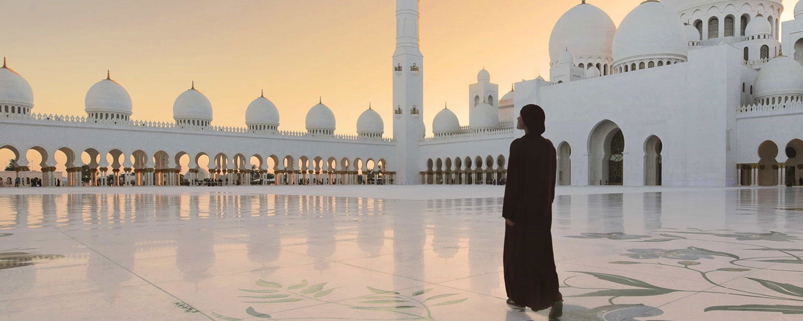 Magischer Sonnenuntergang an der Scheich-Zayid-Moschee mit Minaretten