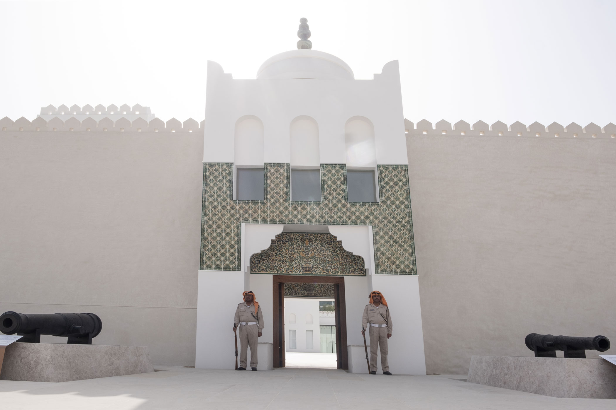 Deux gardes immobiles devant le Qasr Al Hosn, symbole de l’héritage d’Abu Dhabi, rappellent la fierté et la continuité de l’histoire locale.