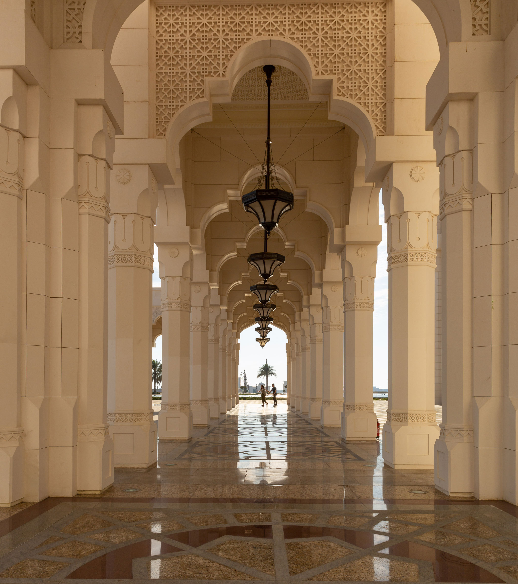 À Qasr Al Watan, les jeux de lumière sur les sols marbrés révèlent l’élégance architecturale du palais et sa richesse culturelle insoupçonnée.