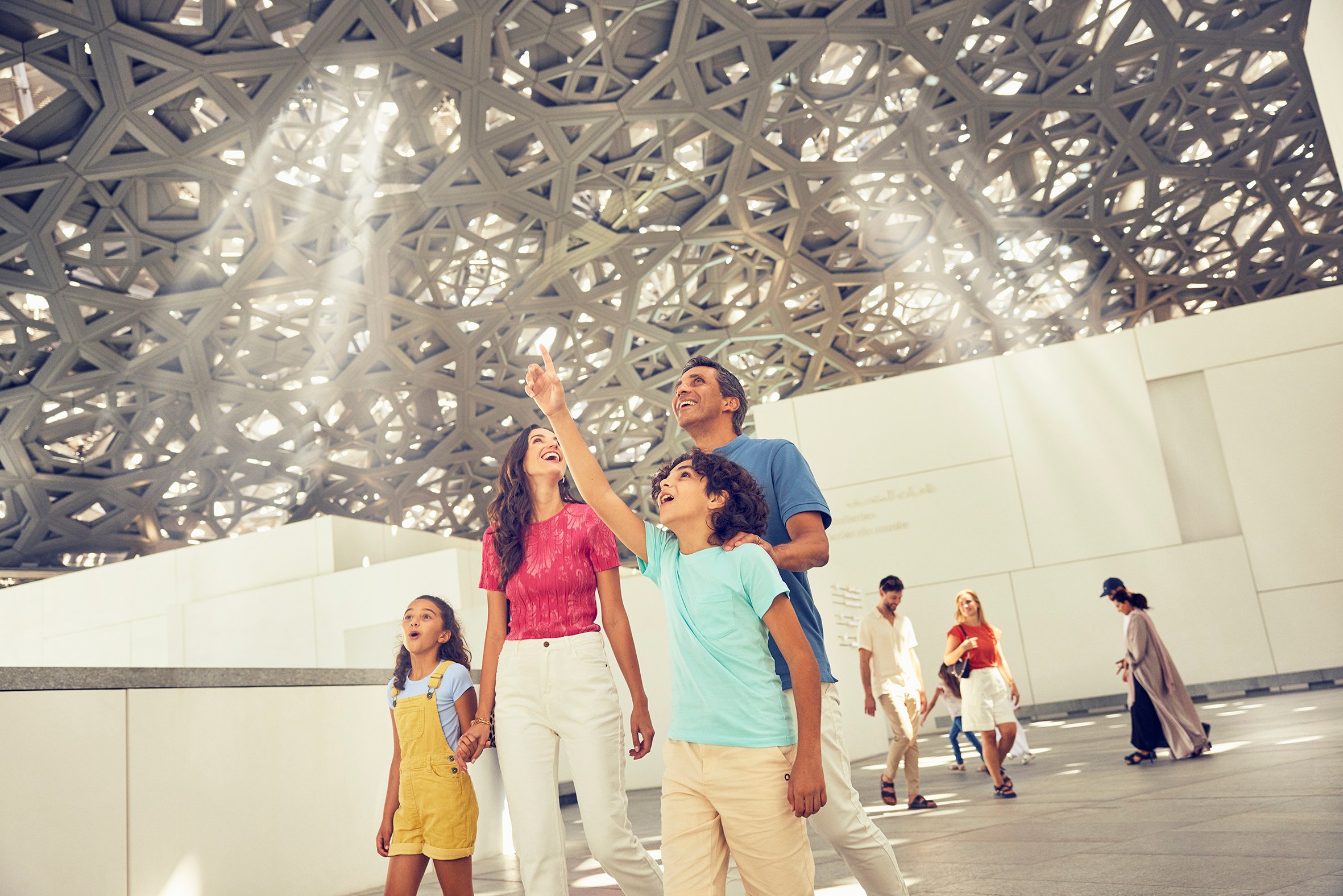 Una famiglia visita il Louvre di Abu Dhabi