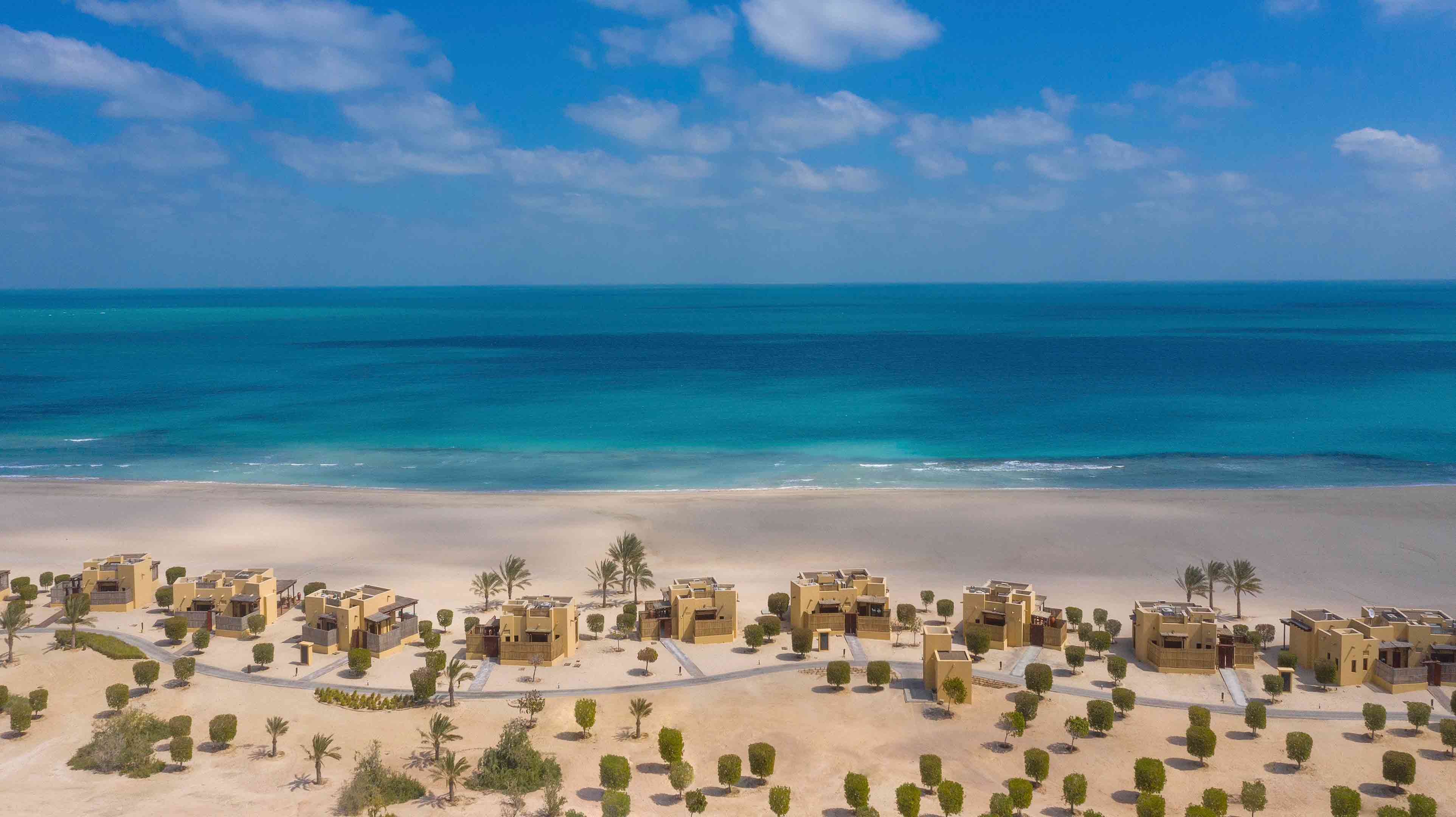 فلل صغيرة على شاطئ البحر في إمارة أبوظبي