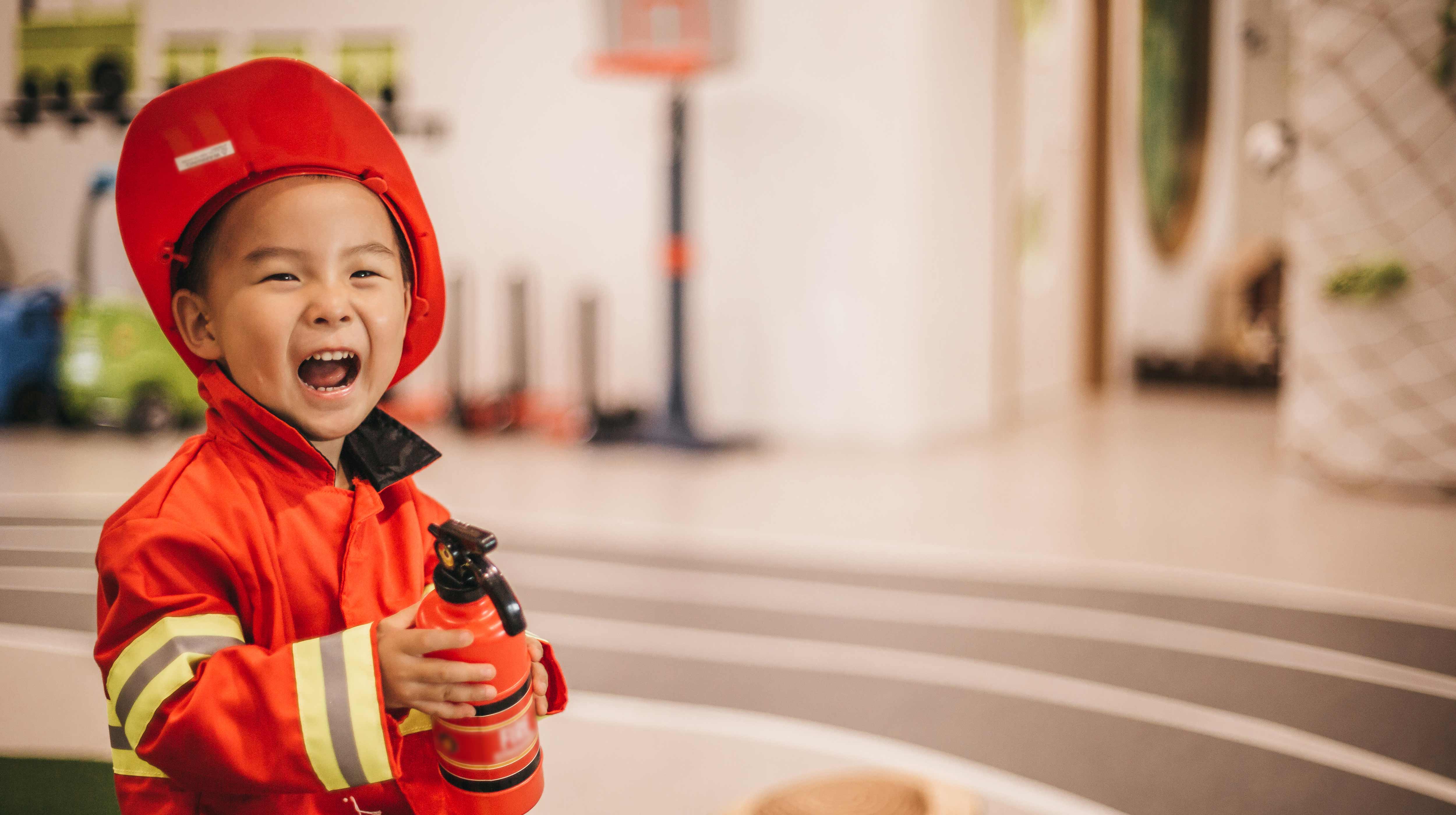 Kind im Feuerwehrkostüm bei KidZania Abu Dhabi