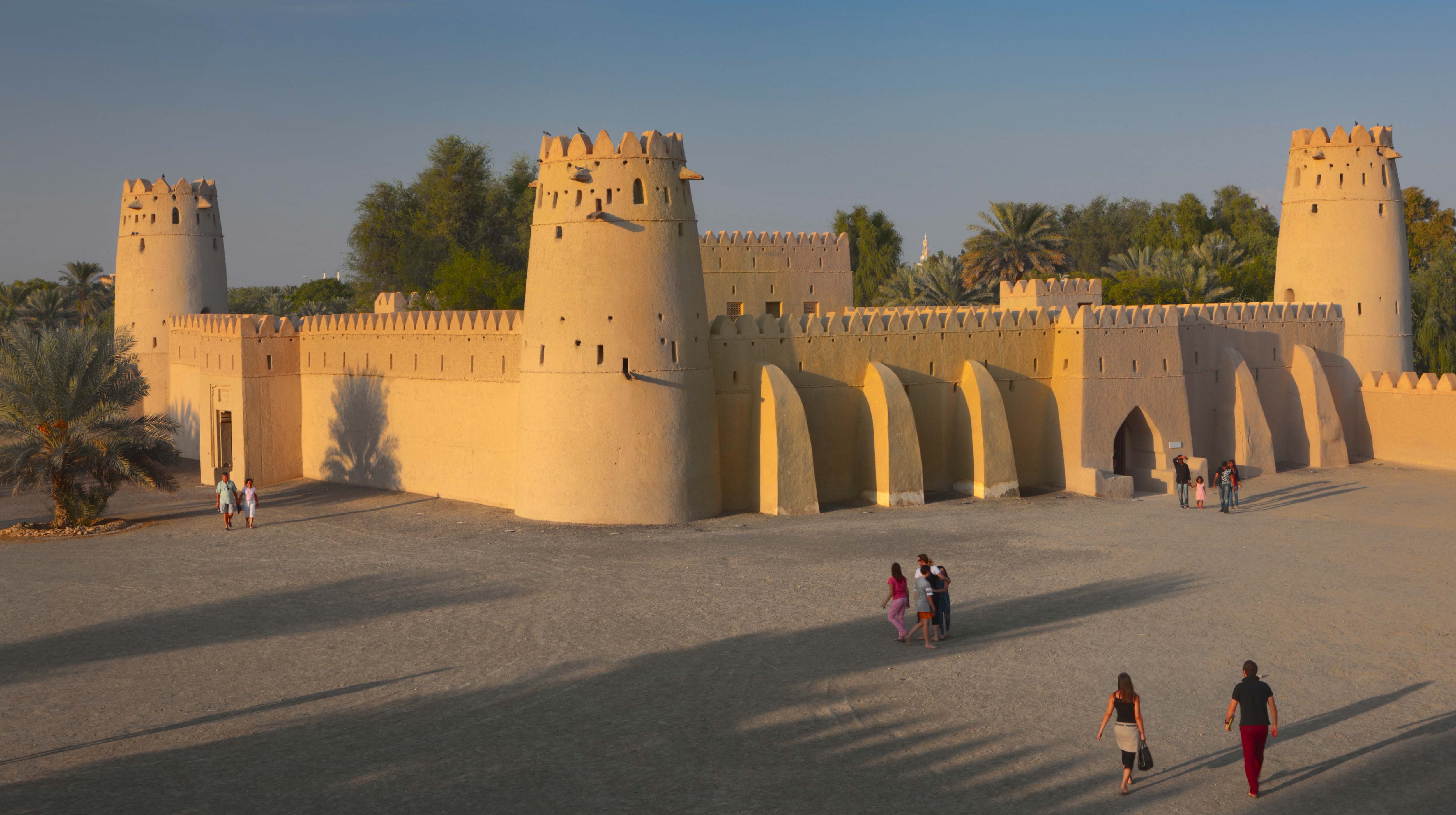 Découvrez l'architecture historique d'Abu Dhabi en visitant le fort emblématique d'Al Jahili, une activité incontournable à faire à Abu Dhabi.