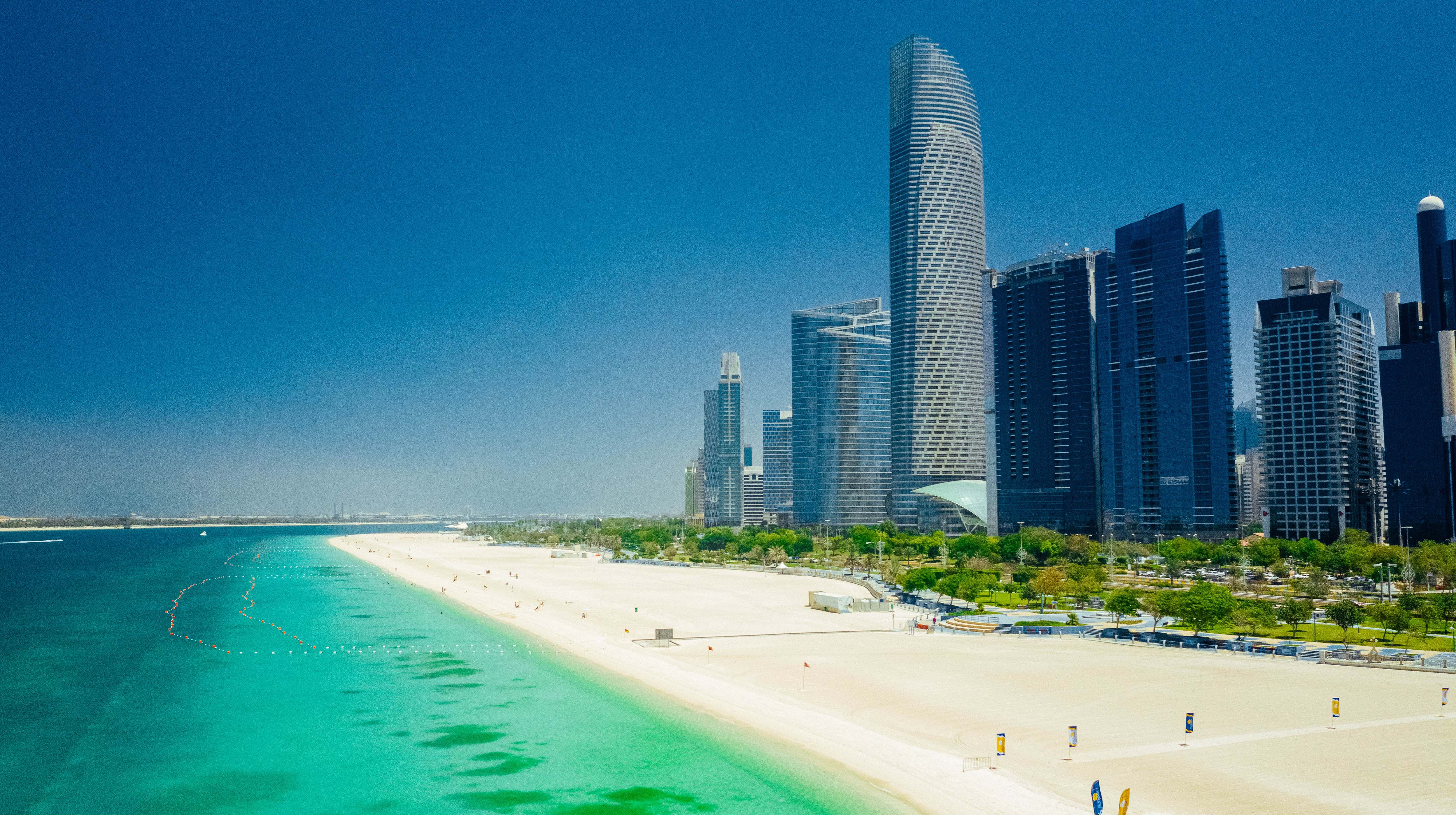 Vista alla spiaggia Corniche ed i grattacieli di Abu Dhabi.