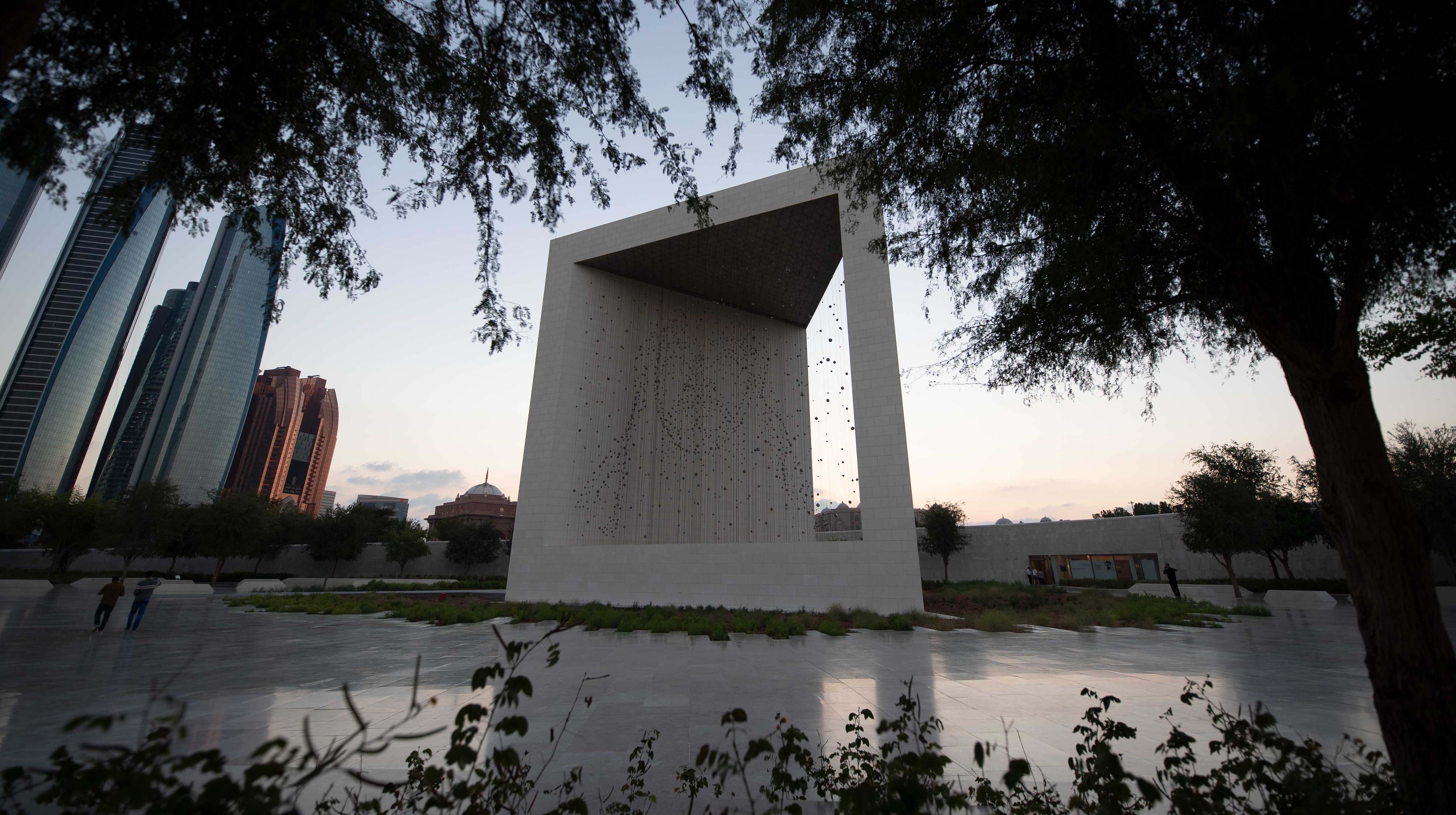 Vista al Memoriale del fondatore ad Abu Dhabi. Si vede i grattacieli allo sfondo.