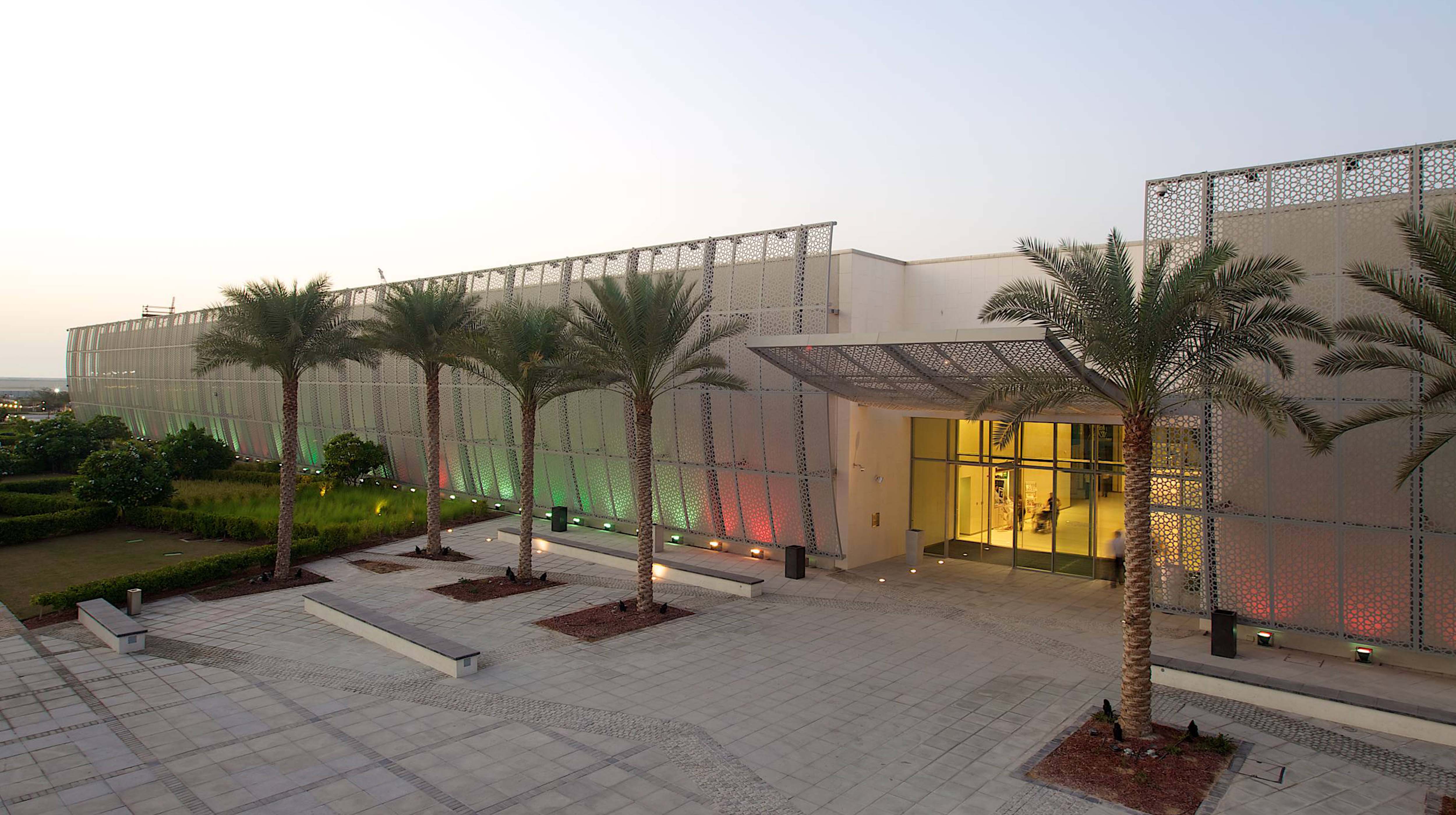  Découvrez l'architecture moderne d'Abu Dhabi. Explorez les activités culturelles enchanteresses de Manarat Al Saadiyat.