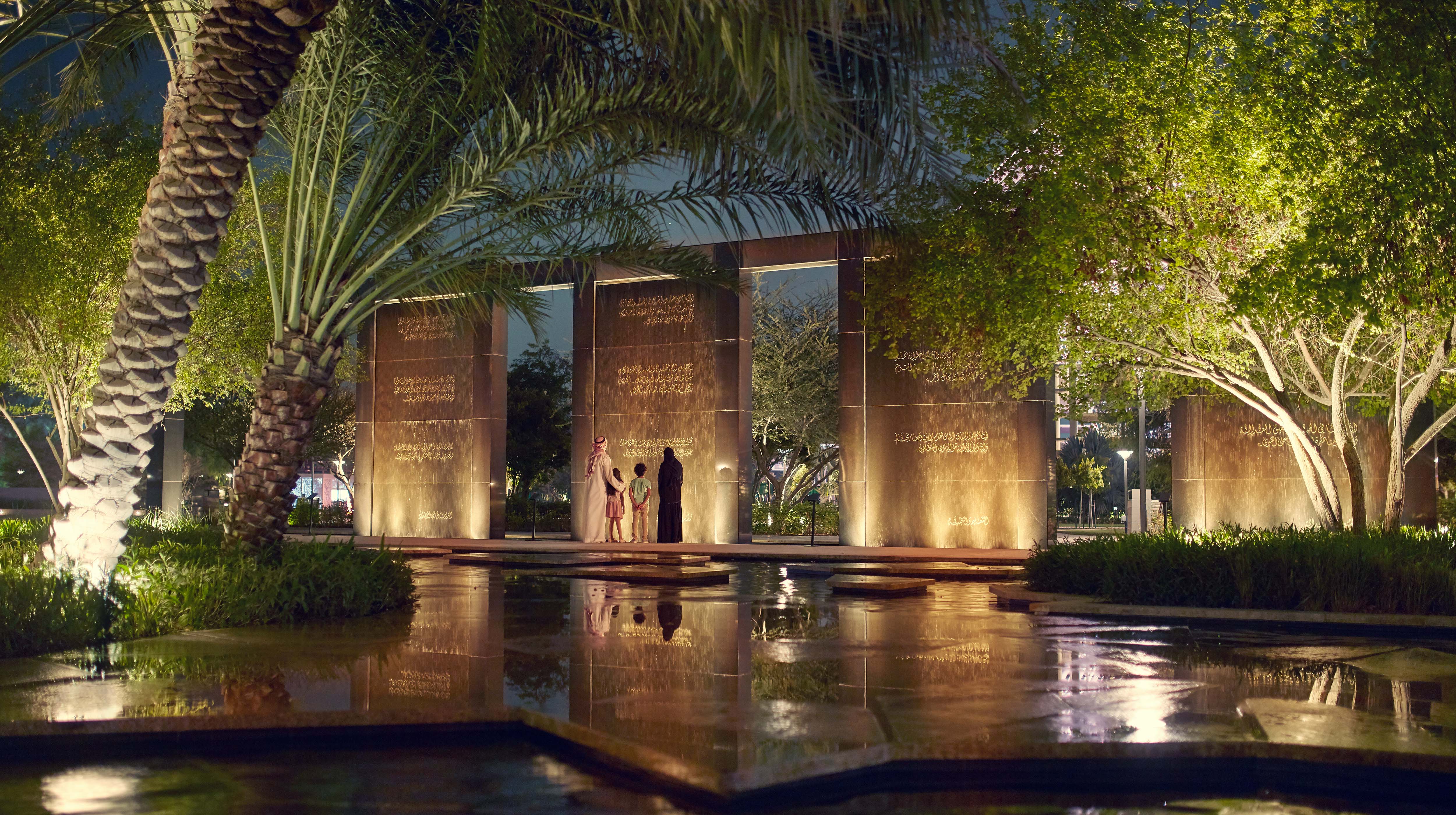  Dans ce cadre paisible, explorez les activités d'Umm Al Emarat, entre art et nature, pour une soirée inoubliable.