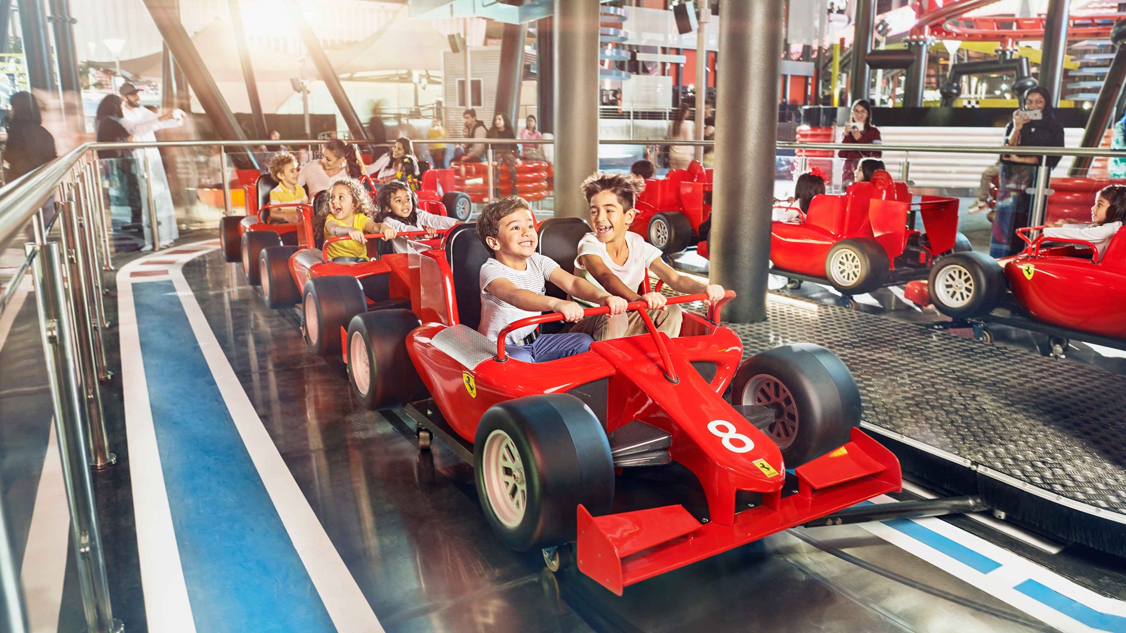 Bambini si divertono sulla giostra a bordo delle mini-Ferrari al Ferrari World Abu Dhabi