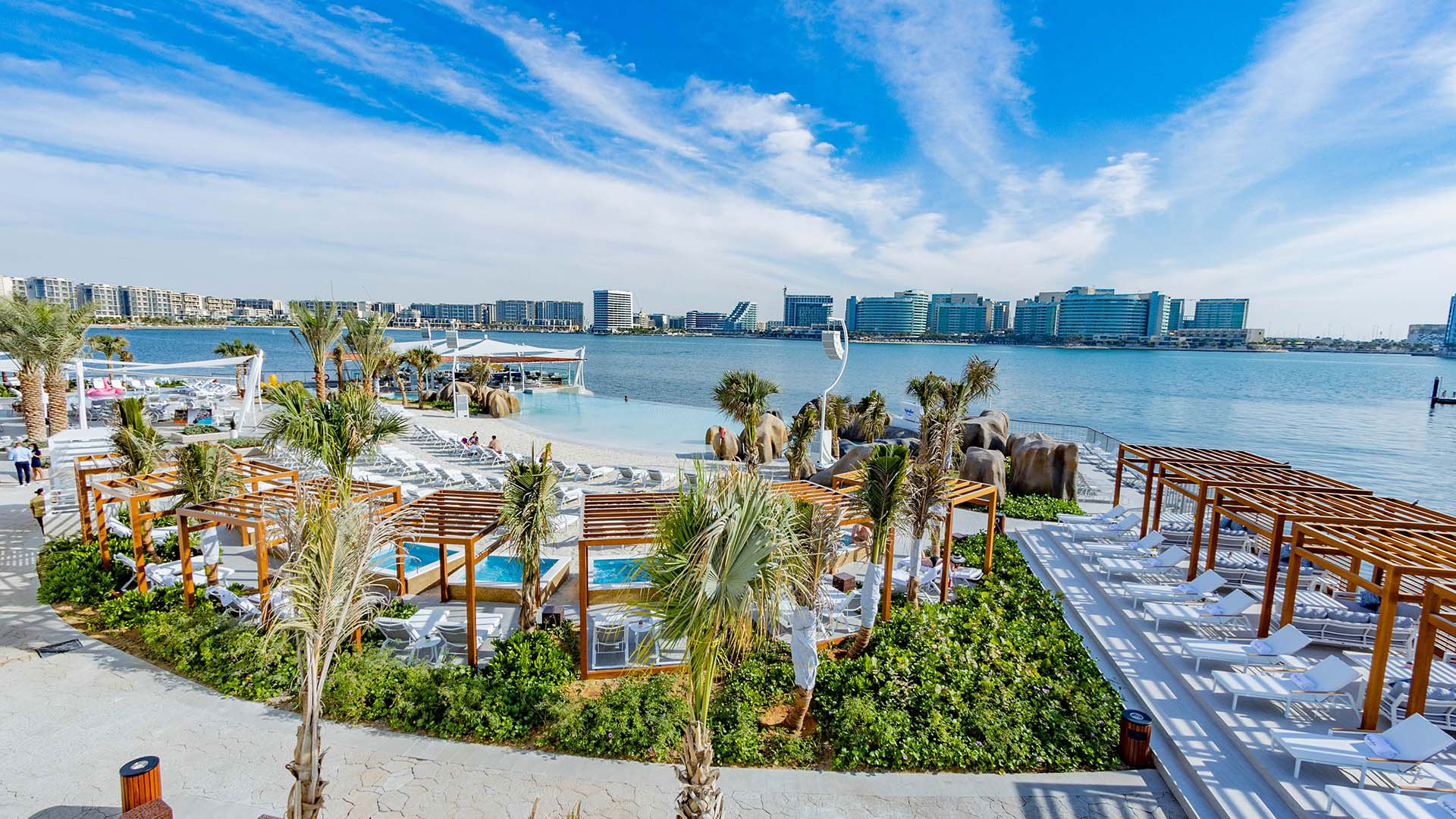 Schwimmende Holzplattform mit Blick auf die Skyline von Abu Dhabi im Café del Mar