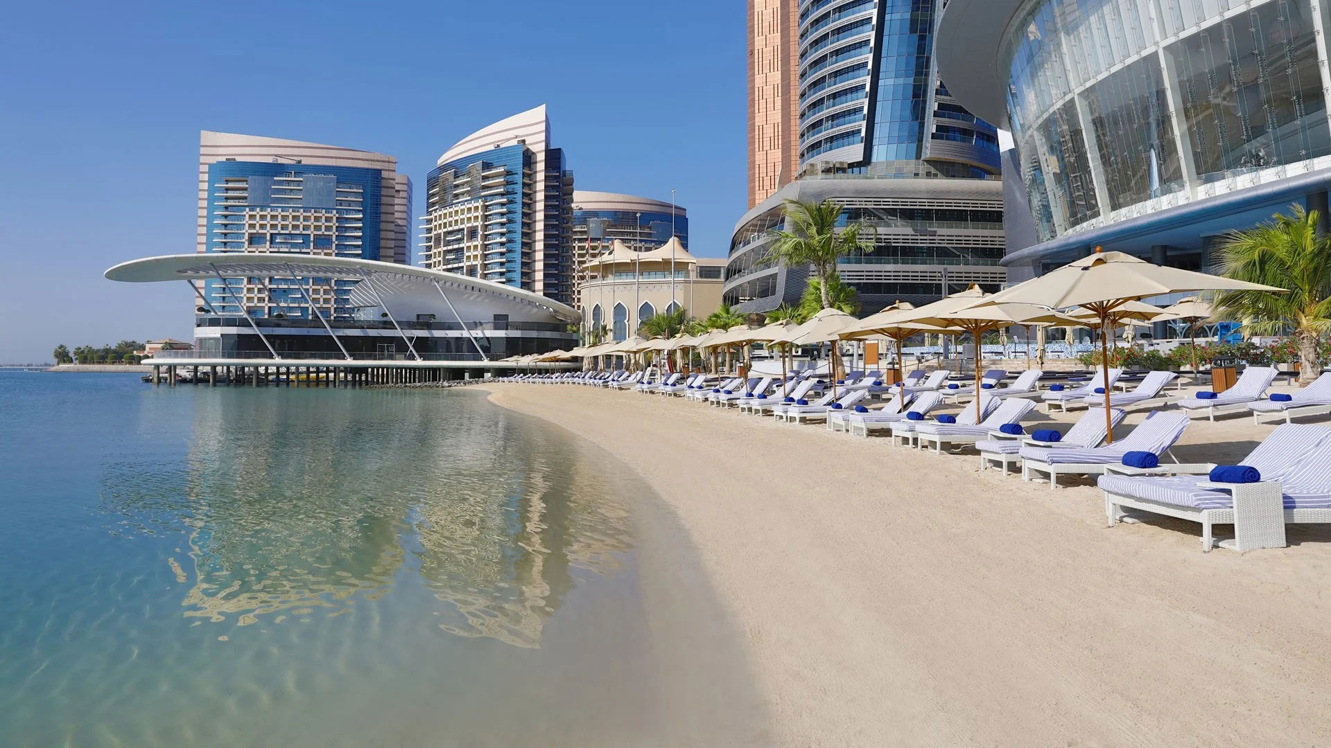 Luxuriöse Sonnenliegen am Strand vor dem Conrad Etihad Towers Hotel