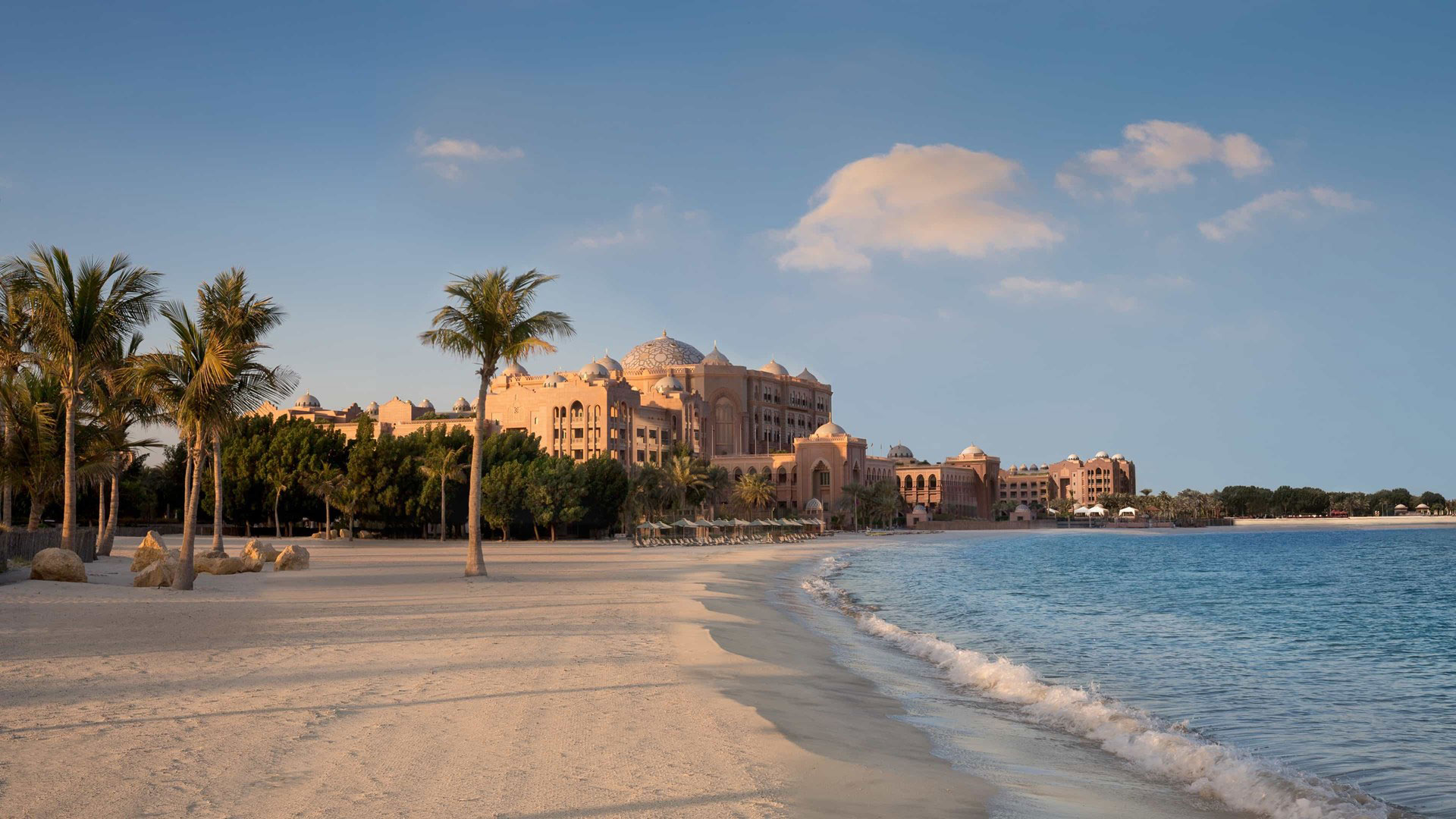 Privater Strand mit Blick auf das majestätische Emirates Palace bei Sonnenuntergang