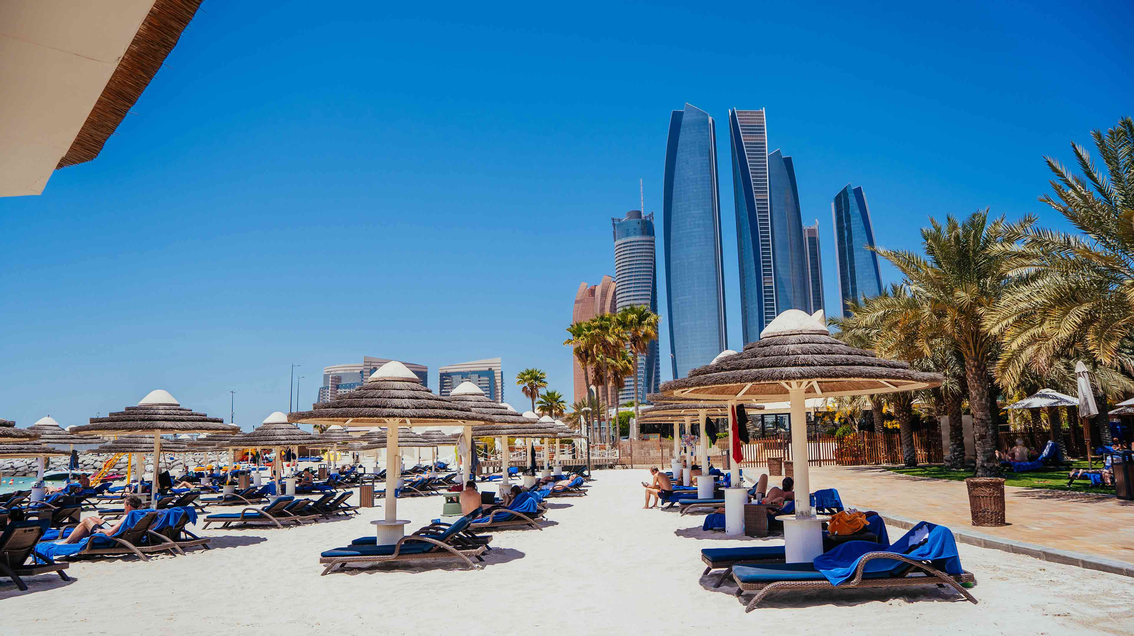 Strandbereich des InterContinental Bayshore mit Blick auf die Skyline von Abu Dhabi