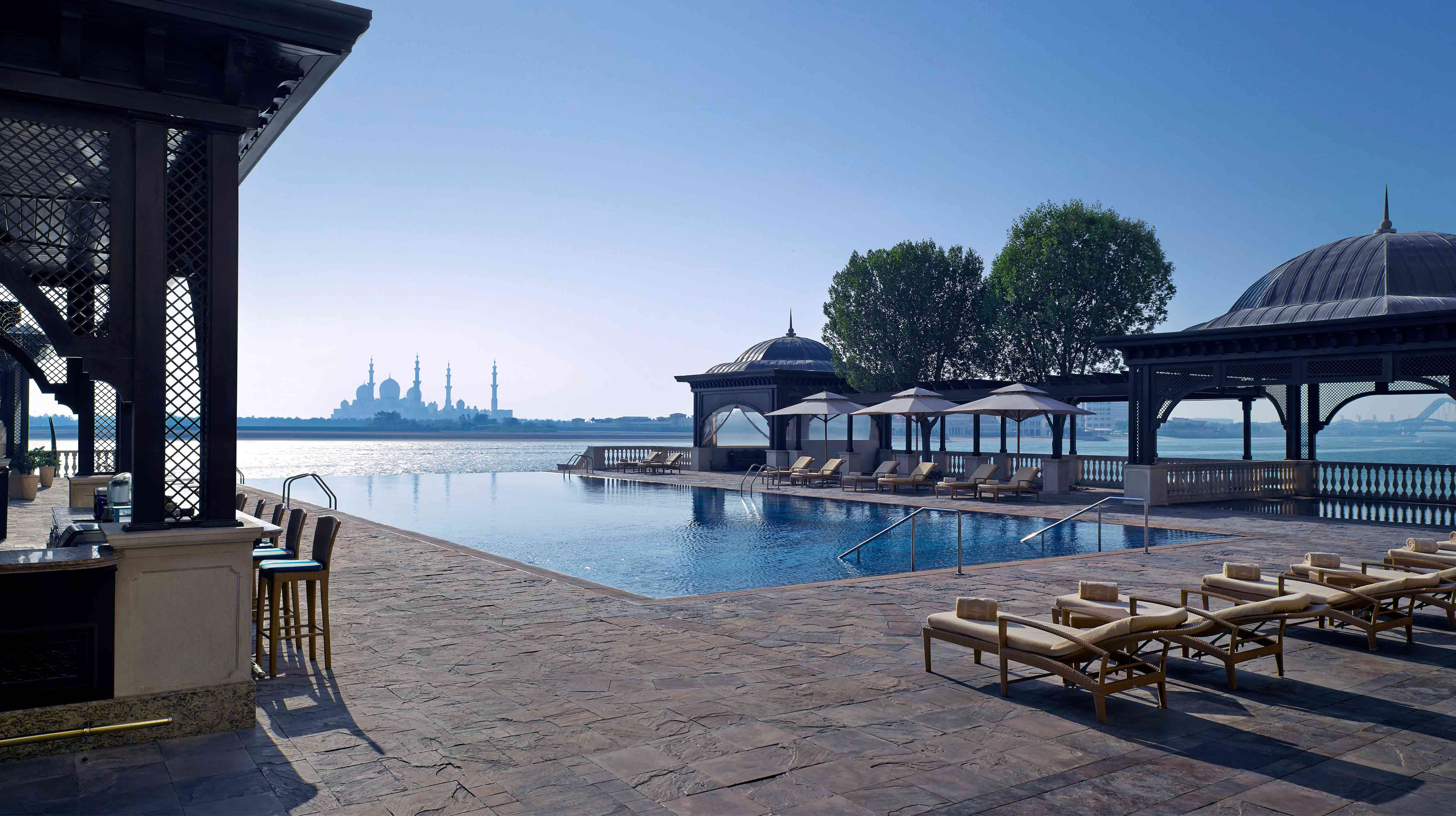 Infinity-Pool mit Blick auf die Scheich-Zayid-Moschee im Shangri-La Qaryat Al Beri