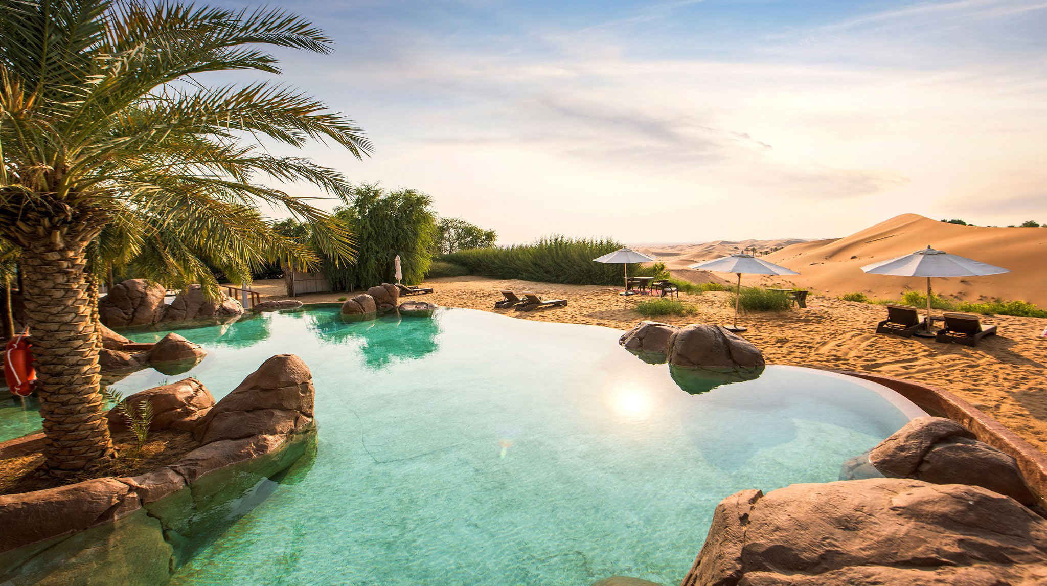 Wüstenresort mit Naturpool und Palmen im Telal Resort Al Ain