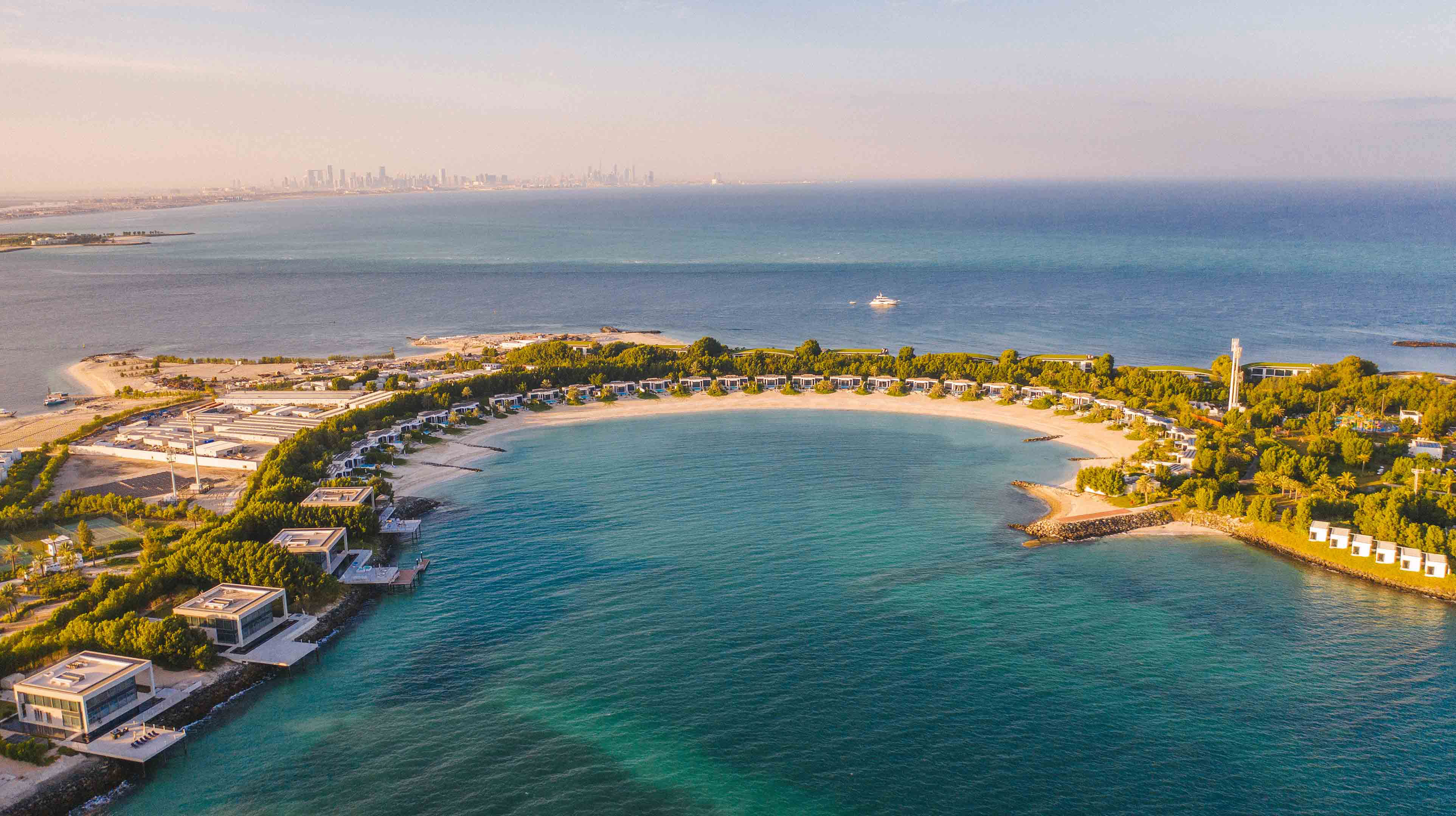 Luftaufnahme der exklusiven Poolvillen auf Zaya Nurai Island bei Sonnenuntergang