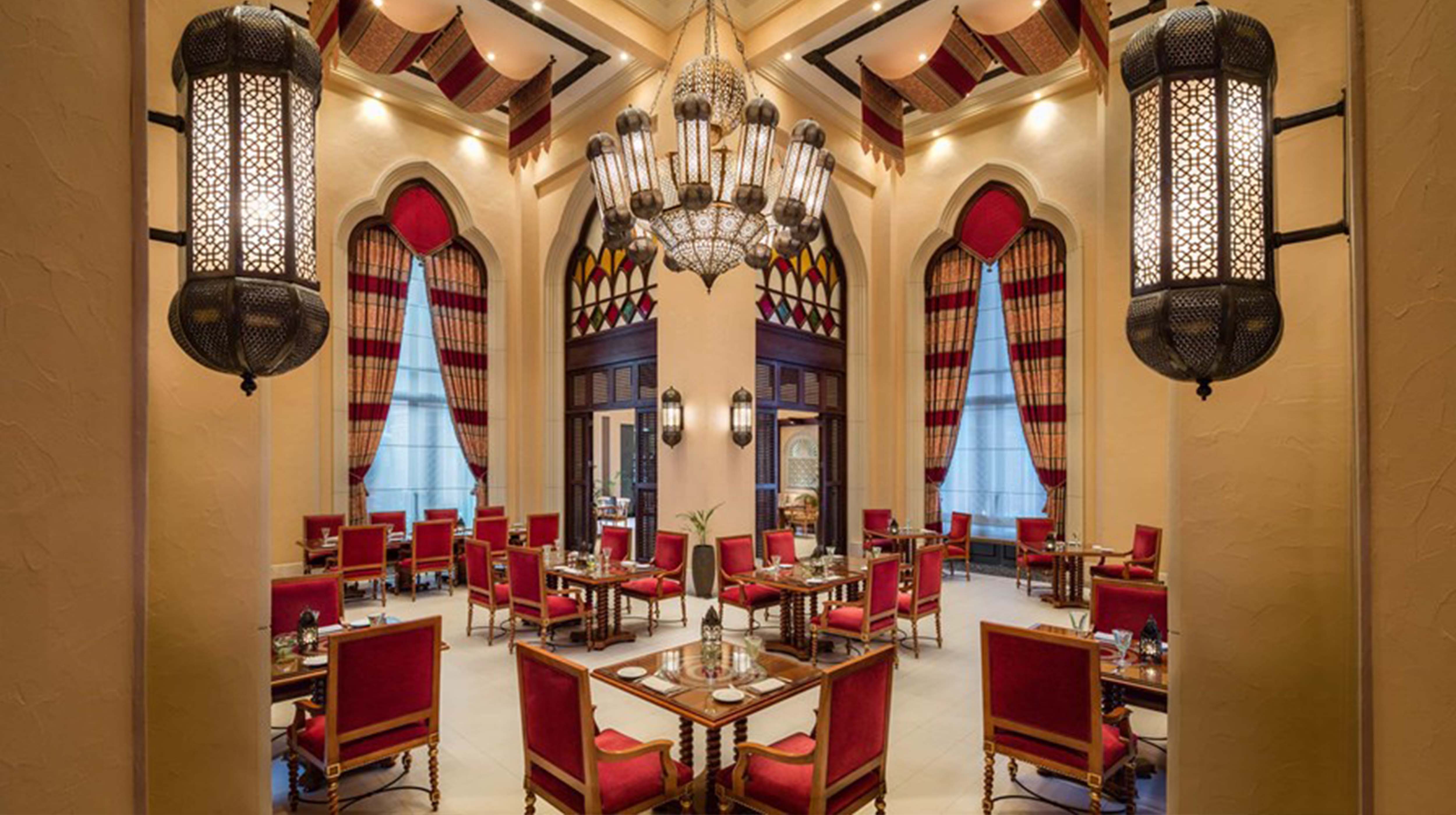 Tradizionale sala ristorante del ristorante tipico Mezlai con eleganti arredi emiratini all'interno del Emirates Palace