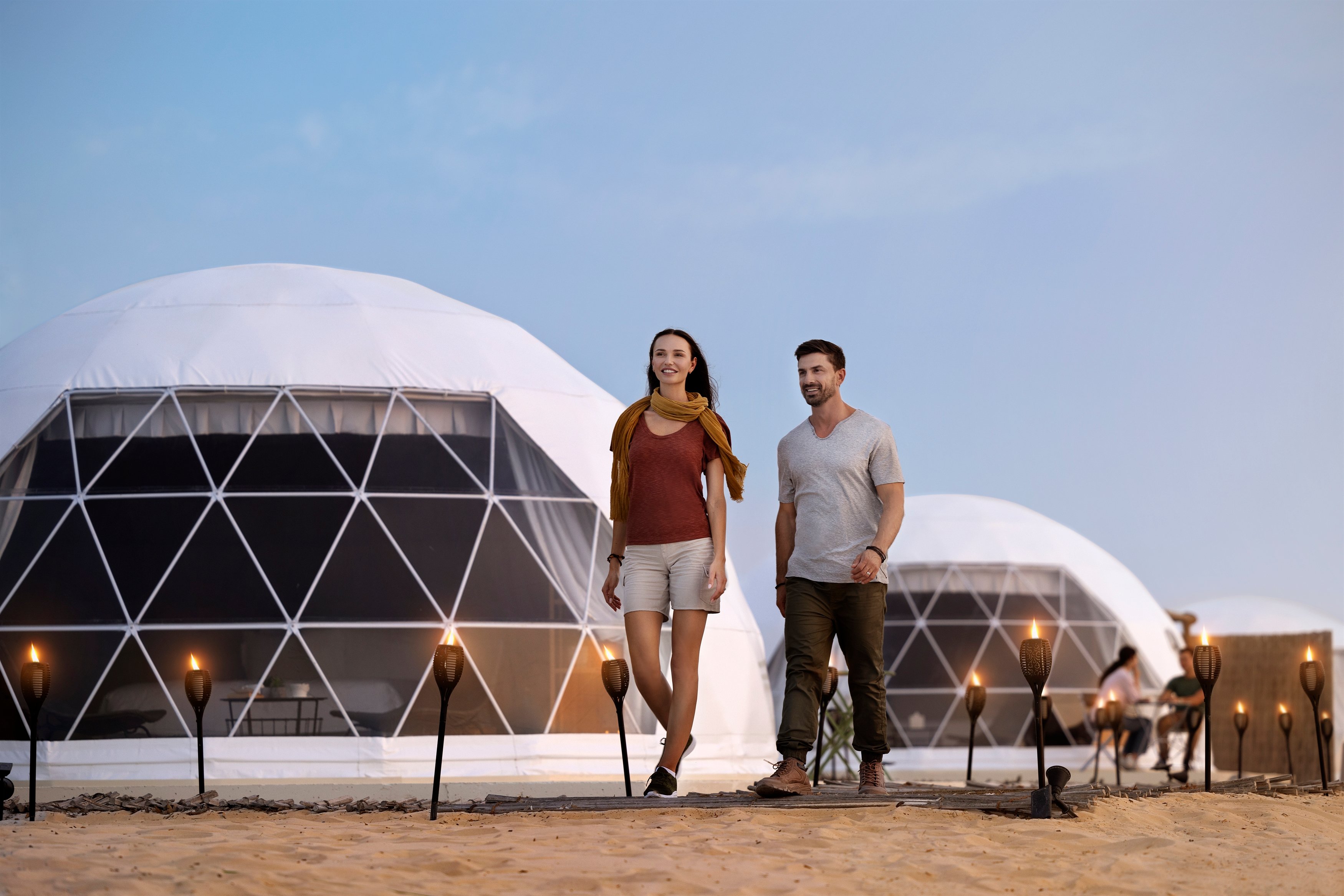 4. 入住杰贝尔·哈菲特沙漠公园（Jebel Hafit Desert Park）的豪华帐篷，在星光下入眠  