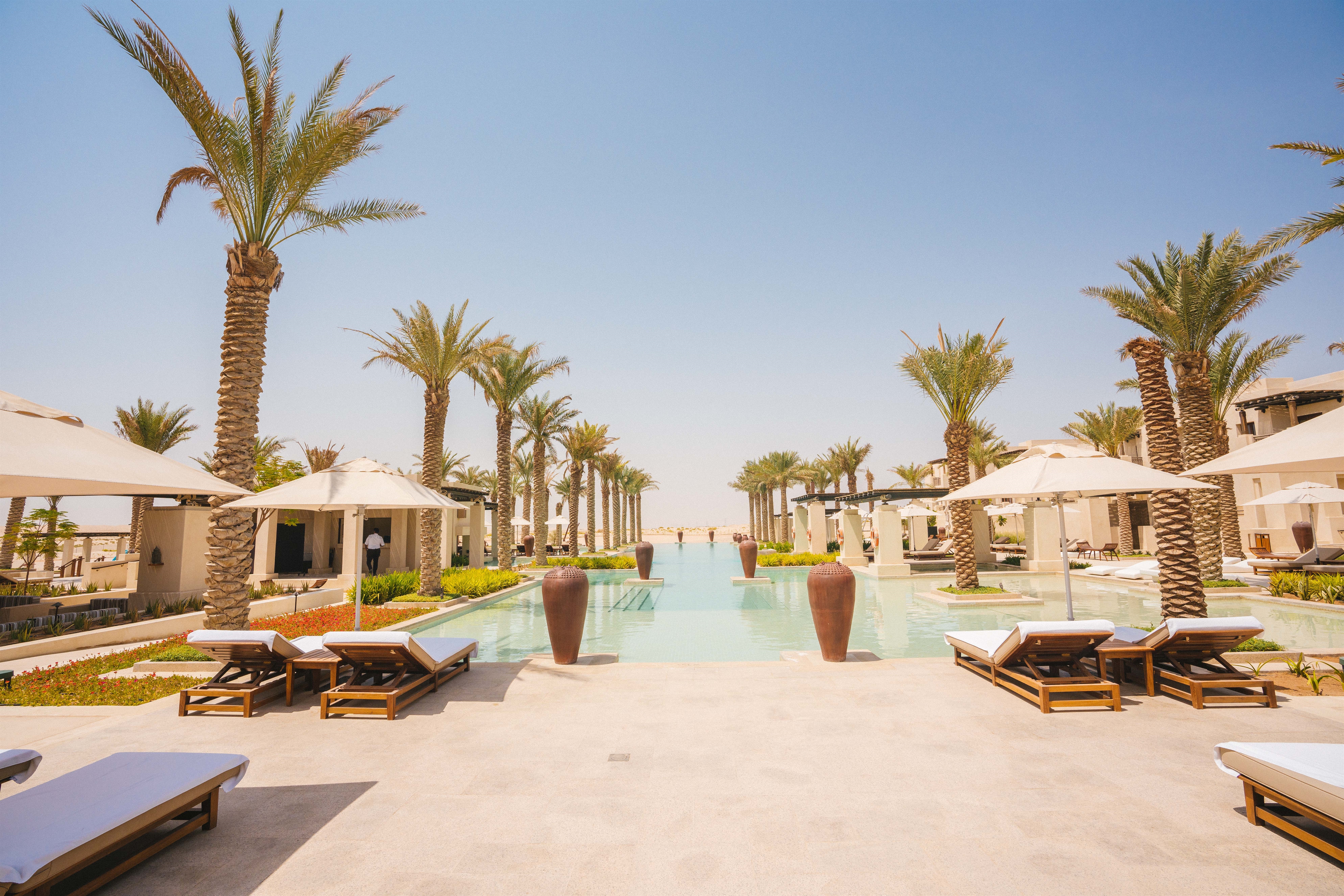  Découvrez l'élégance d'un hôtel 5 étoiles à Abu Dhabi, où luxe et détente se rencontrent au bord de la piscine.