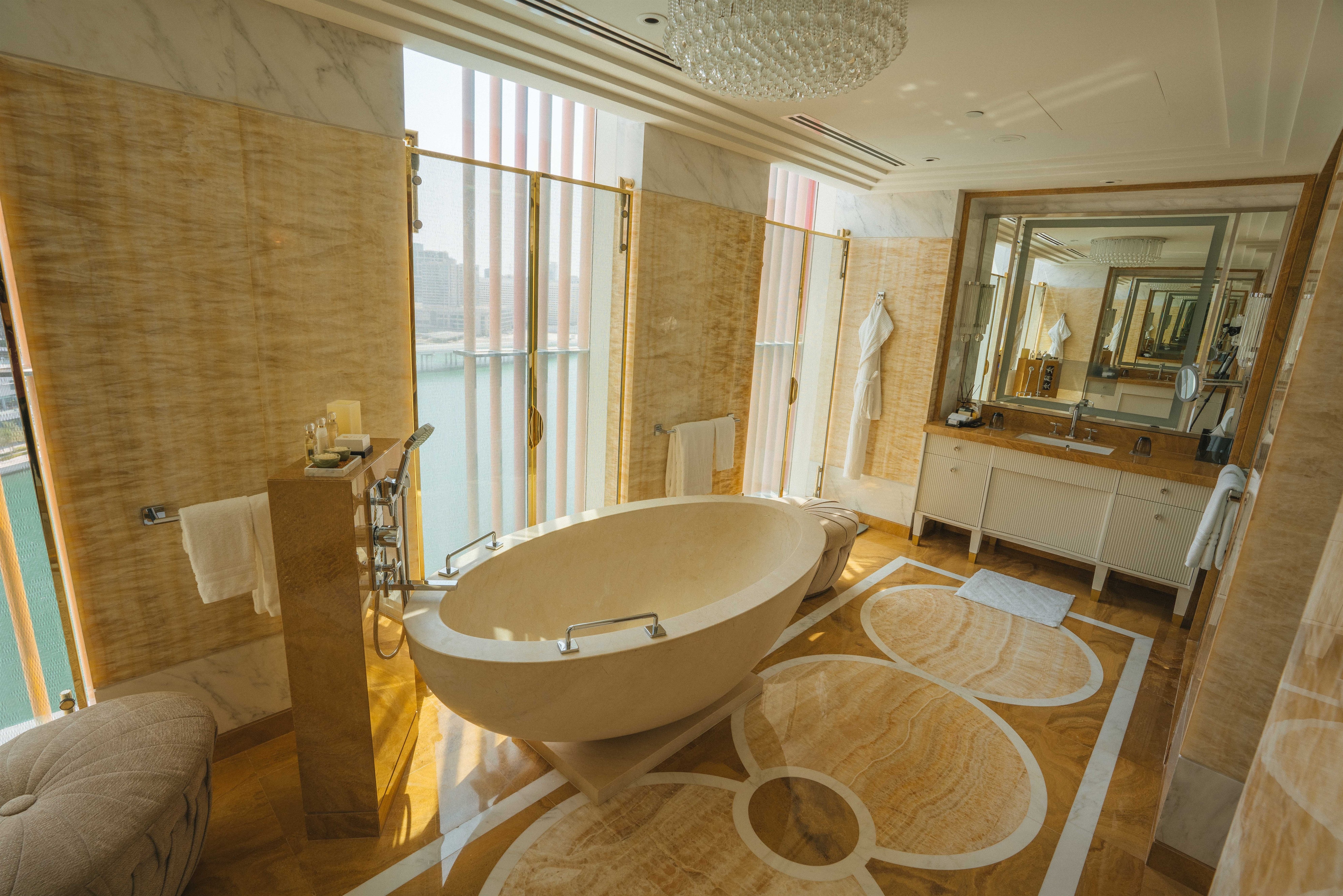 7. 在阿布扎比柏悦酒店（Park Hyatt Abu Dhabi Hotel and Villas）的巨大泳池中闲适消暑 