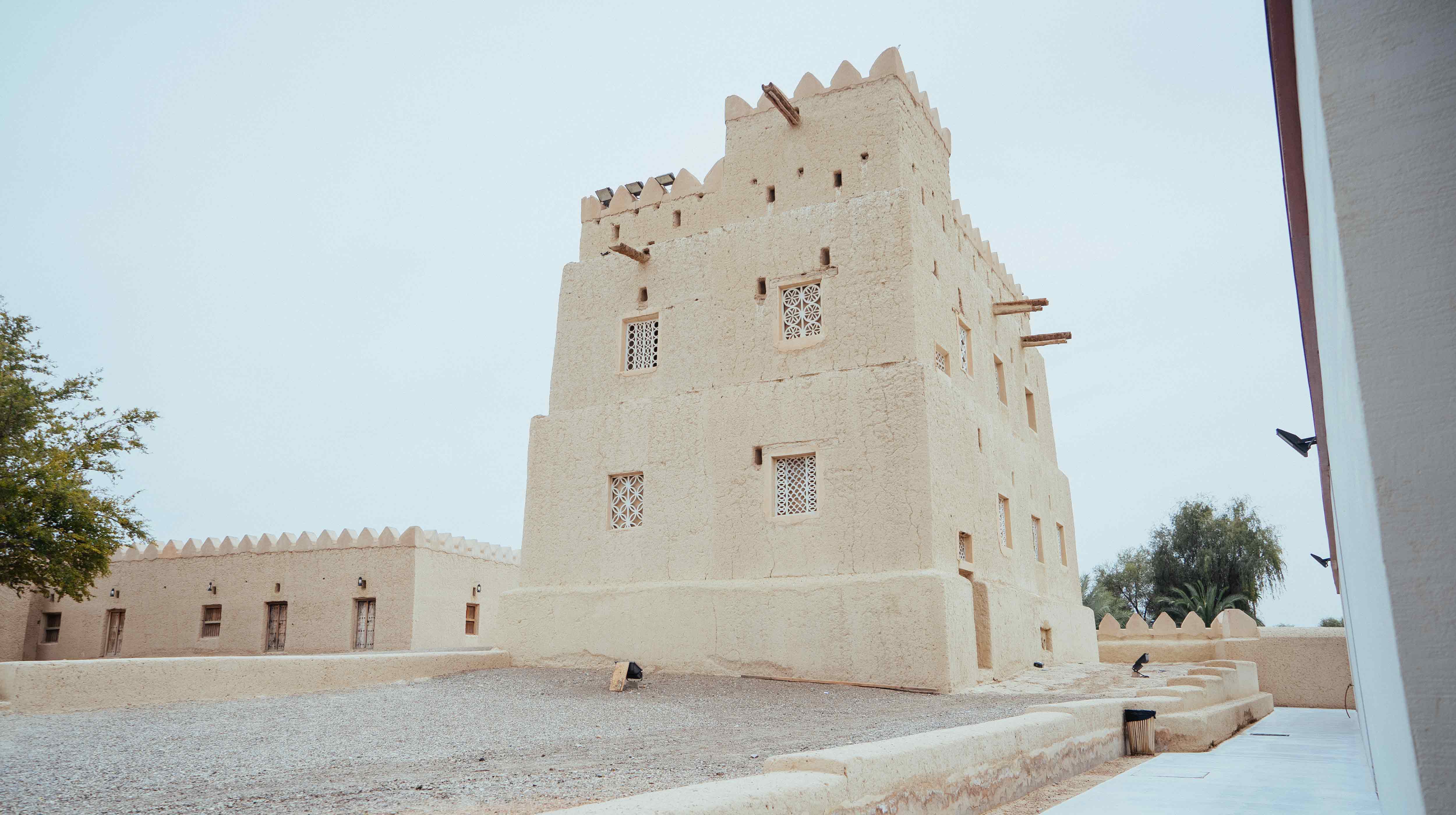 Antico forte merlato in pietra bianca sede del centro culturale Al Qattara