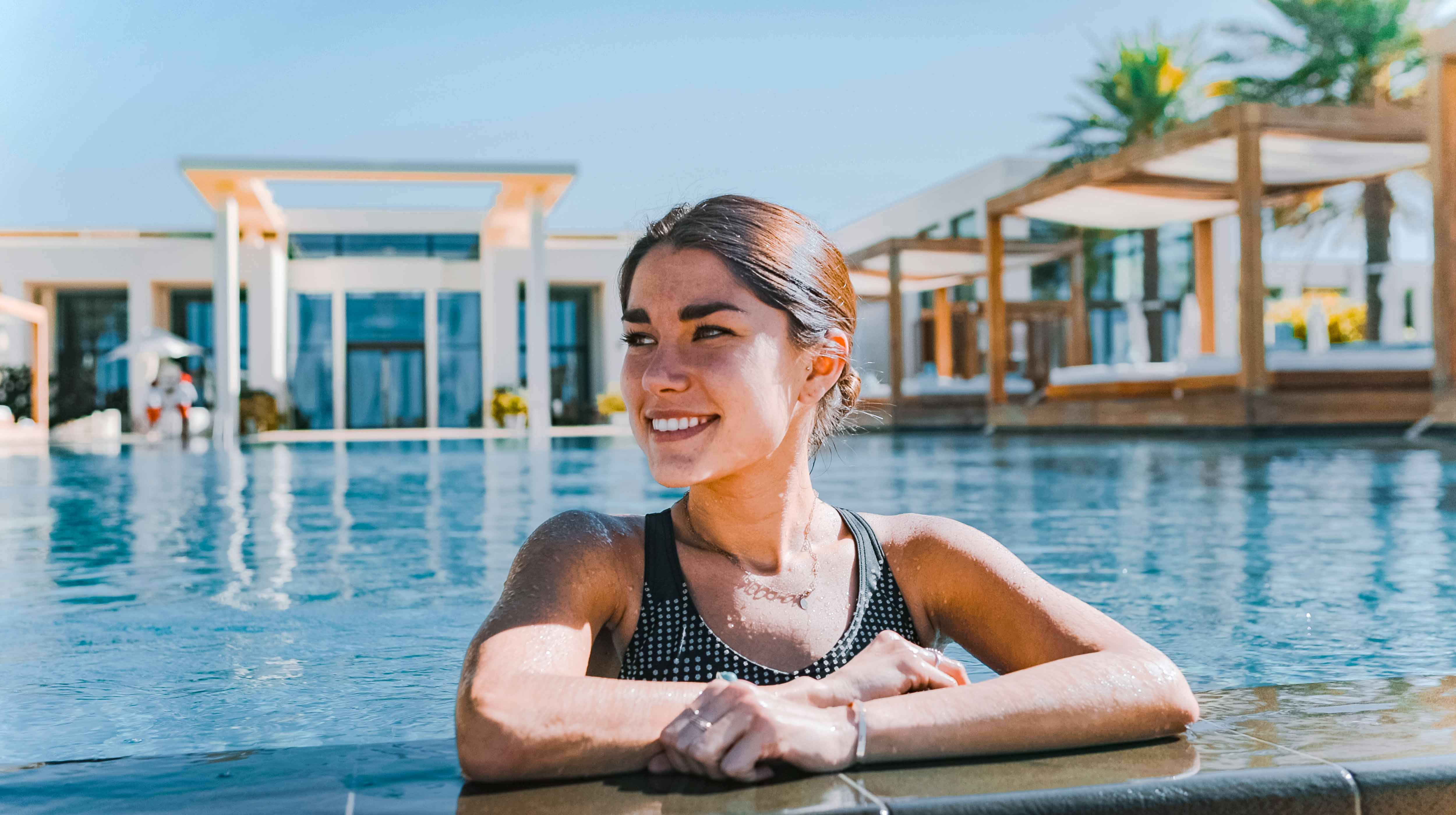 Una donna in piscina al Saadiyat Beach Club in Abu Dhabi.