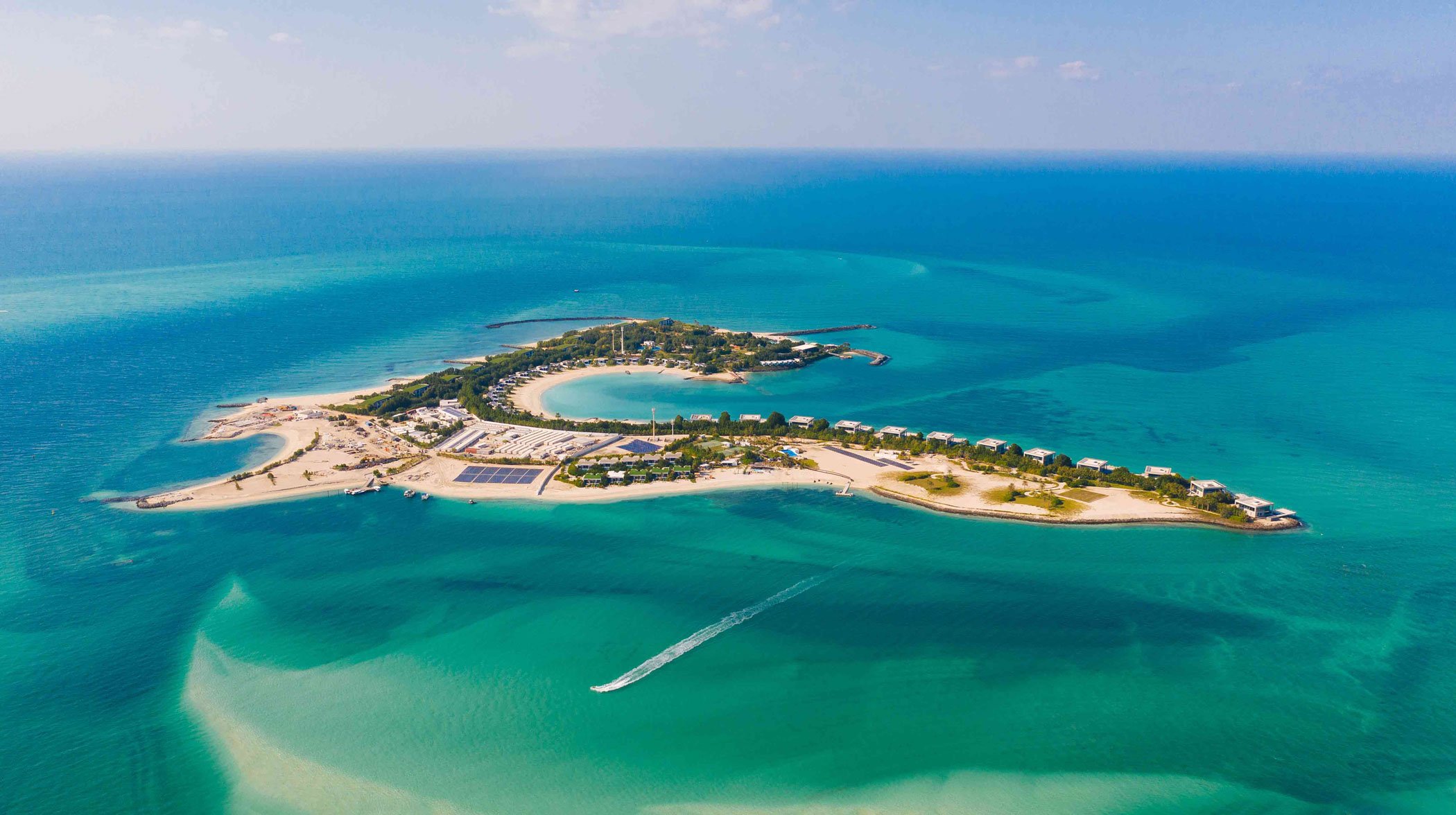 Vista aerea sulla isola di Zaya Nurai ad Abu Dhabi.