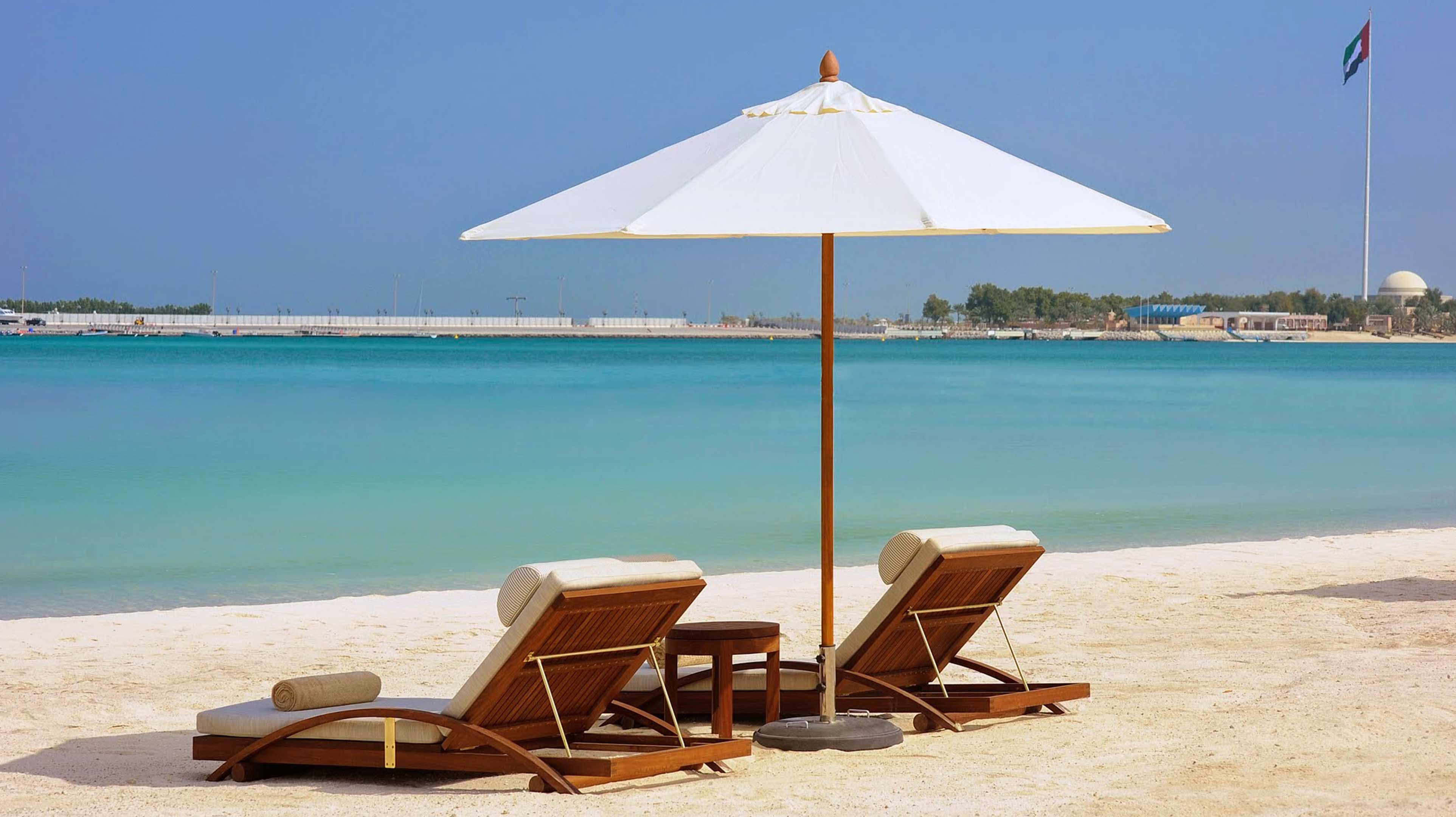 Due lettini e un parasole nel Nation Riviera Beach Club ad Abu Dhabi.