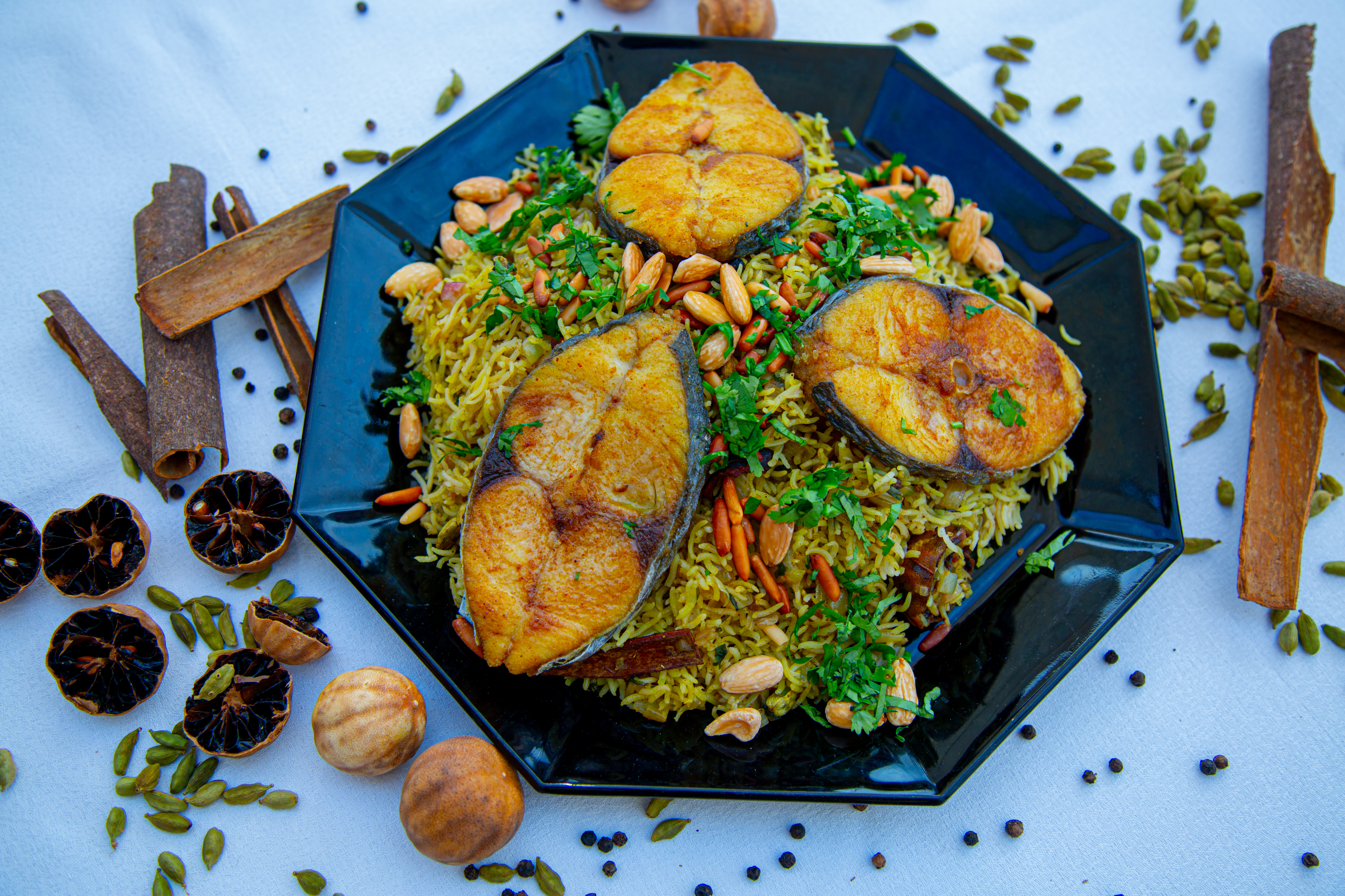  Découvrez le Machboos, plat émirati classique à base de riz parfumé et poisson, incarnant les saveurs riches locales.