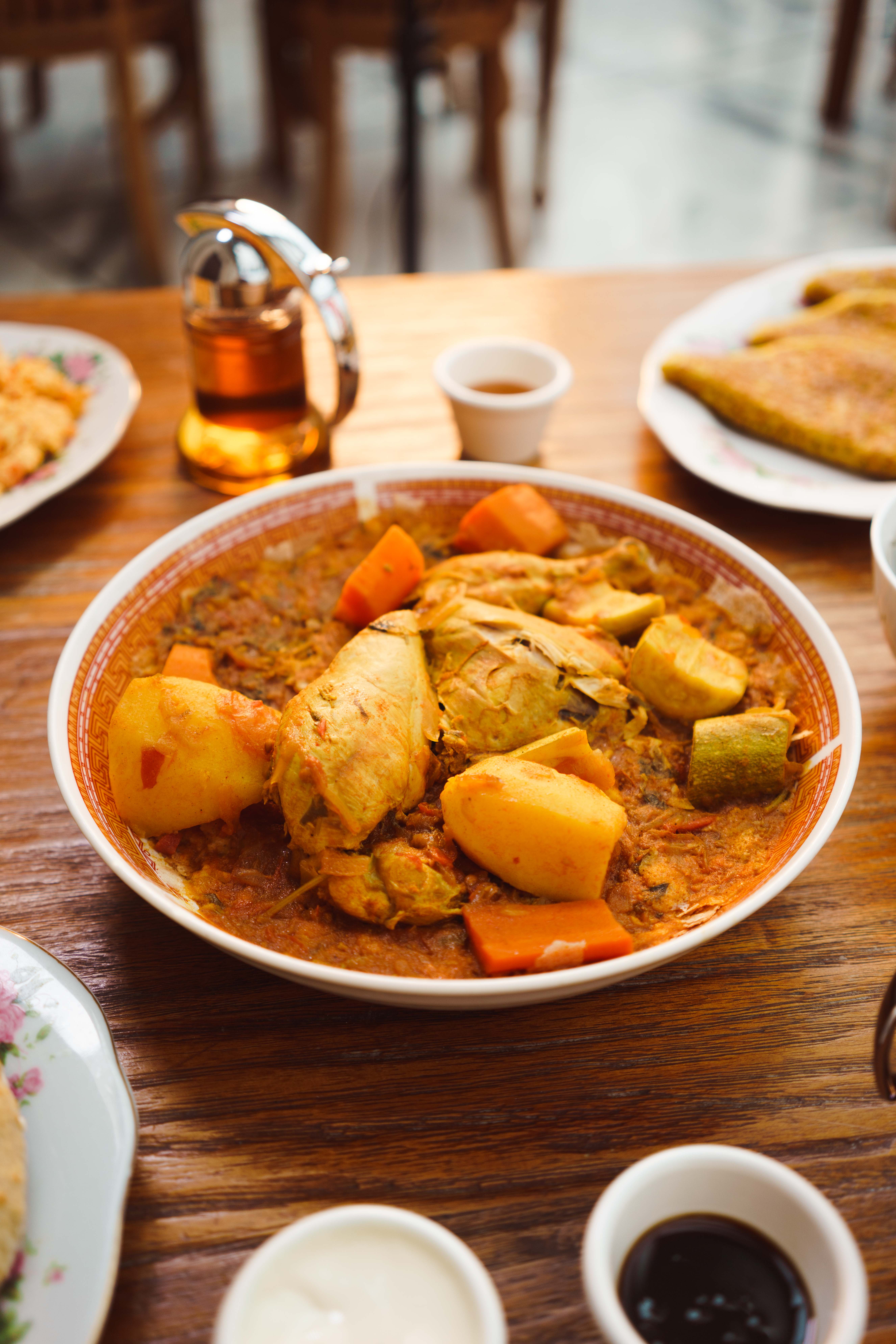  Savourez le Thareed, plat traditionnel émirati réconfortant, alliant pain croustillant et viande mijotée, symbole de la cuisine familiale locale.