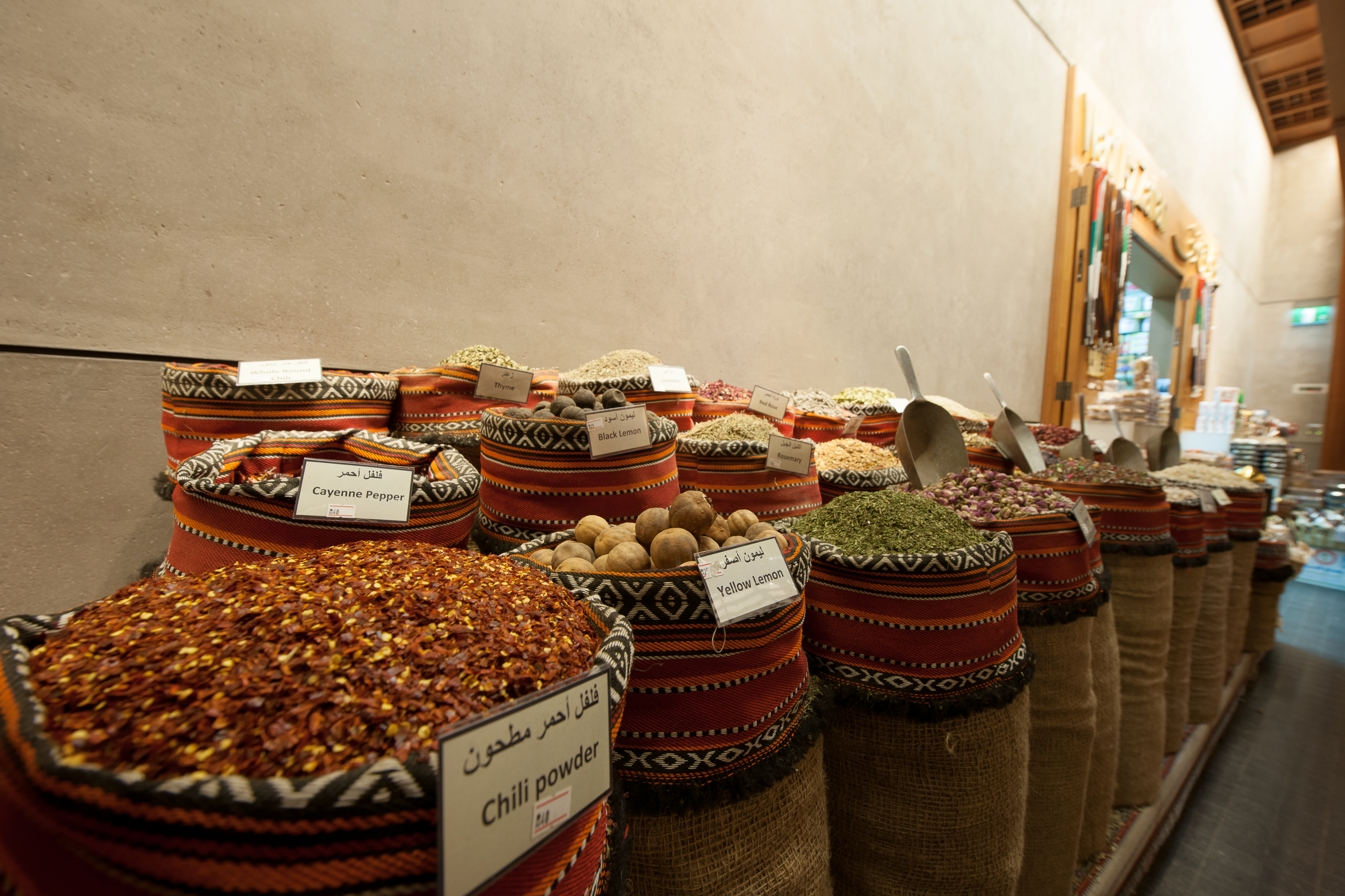 Poznaj kulturę emiracką i skosztuj egzotycznych przysmaków na lokalnych targowiskach 