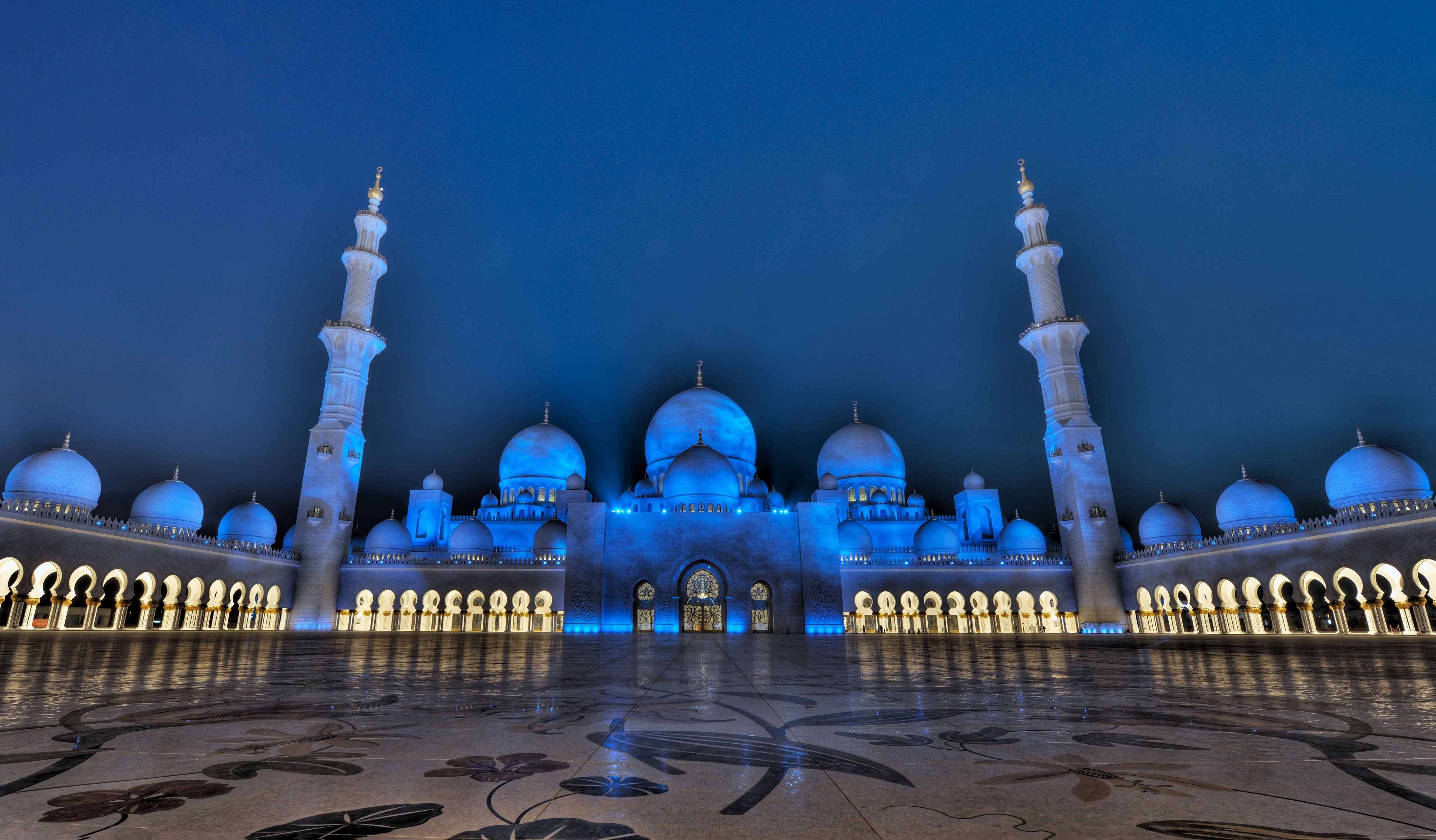 3. The mosque's lighting system is connected to the lunar cycle