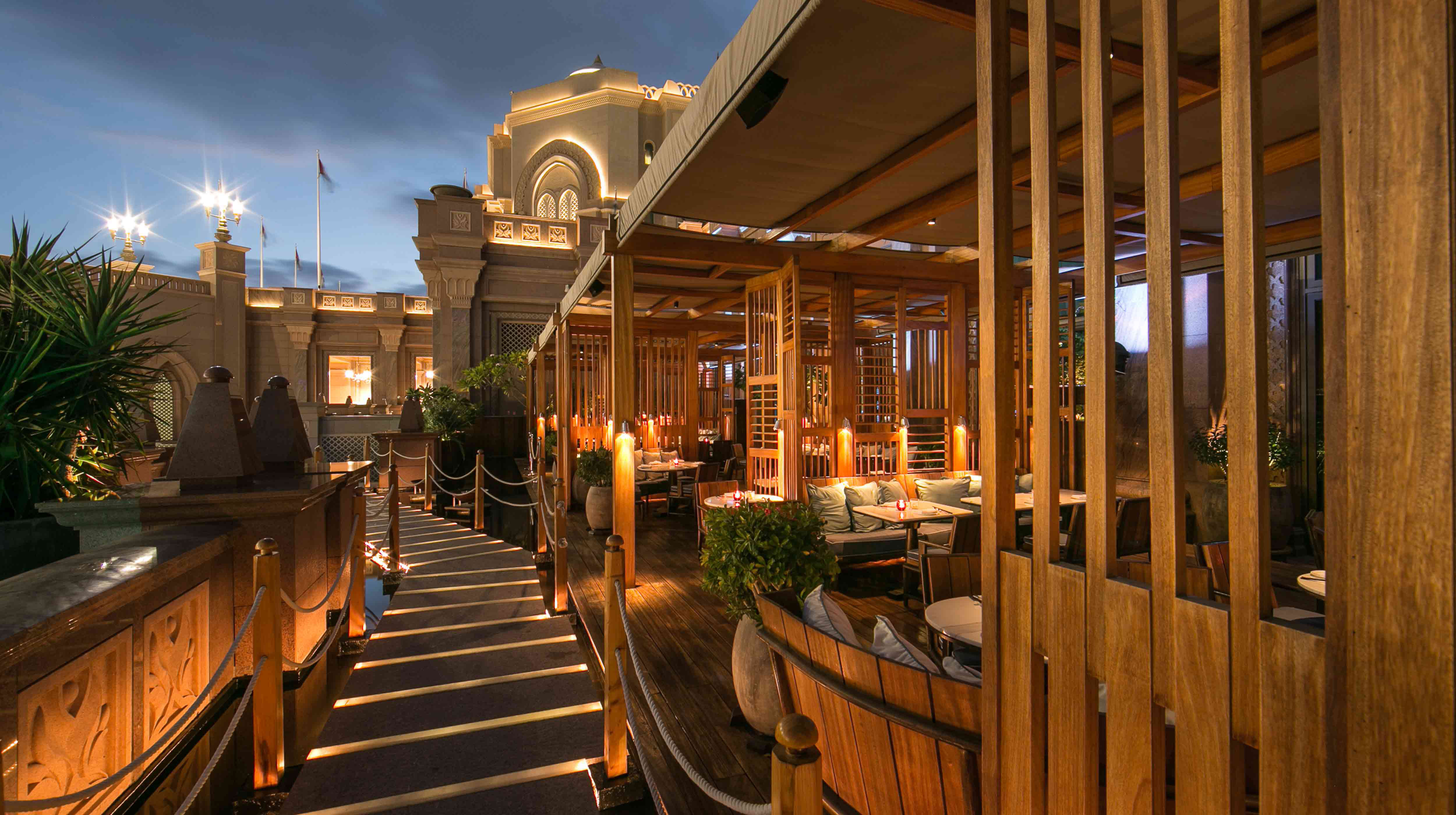 Tavoli in legno sotto eleganti gazebo al ristorante Michelin Hakkasan