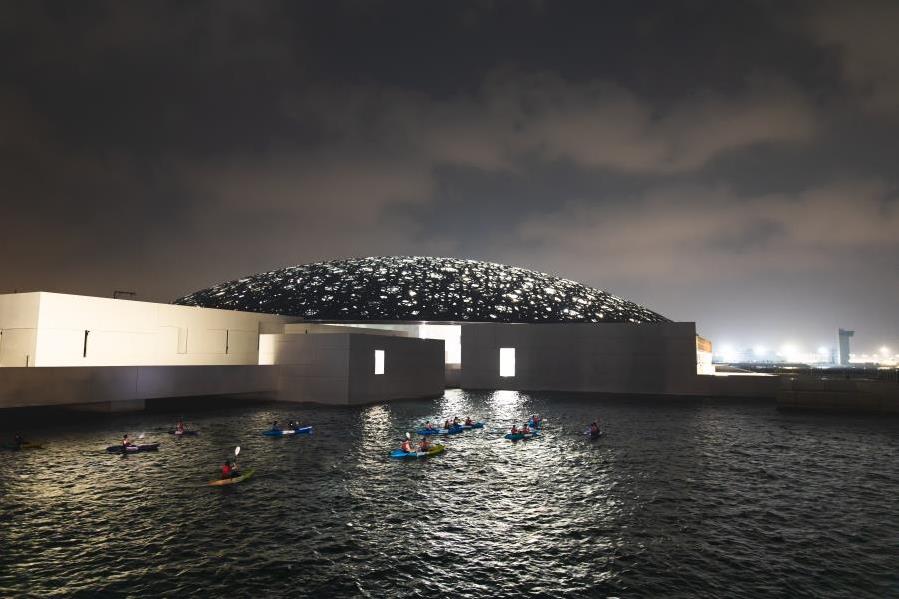 قوارب كاياك في المياه خارج متحف اللوفر أبوظبي