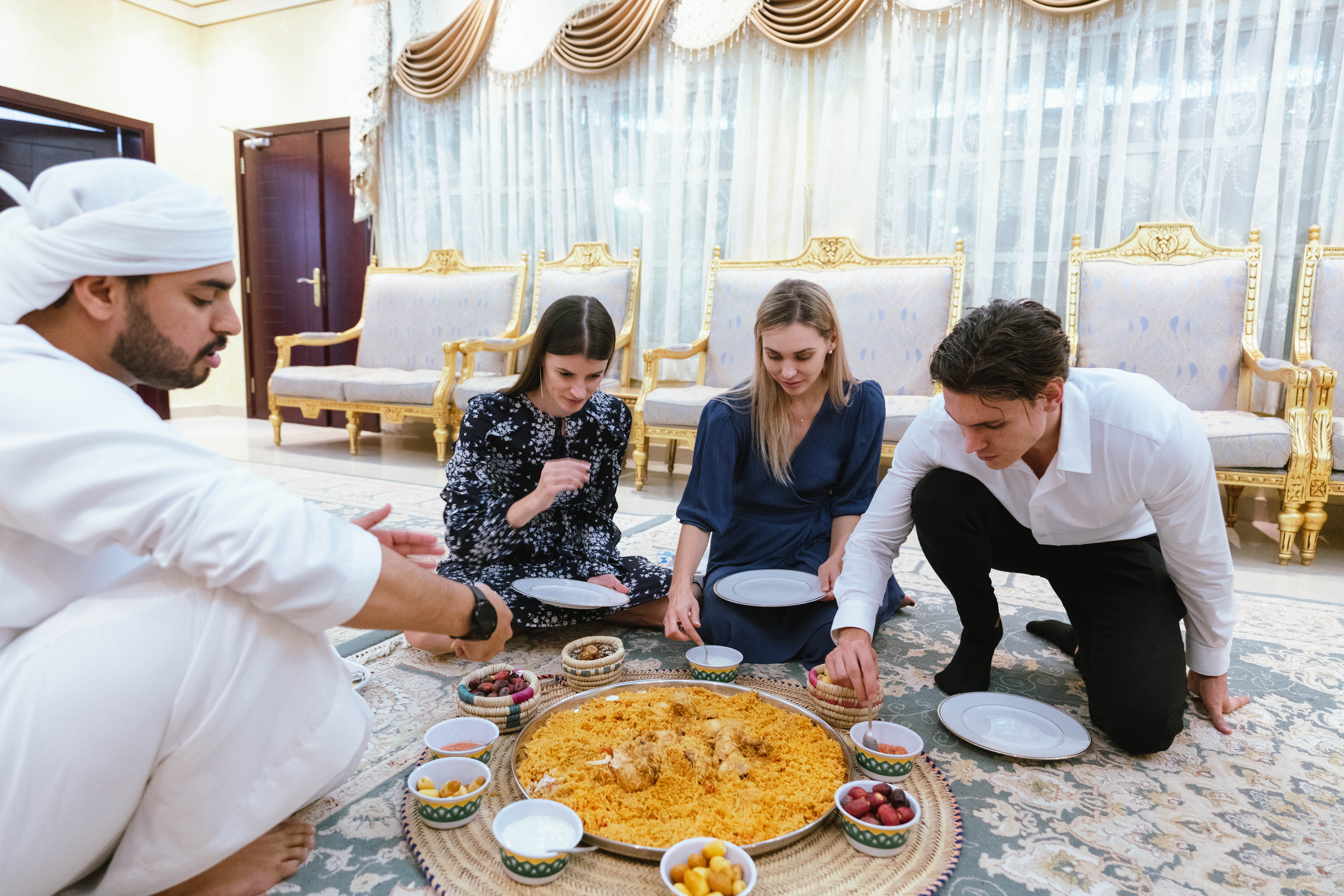 Sich zusammen mit einem Emirati ein traditionelles Gericht gönnen