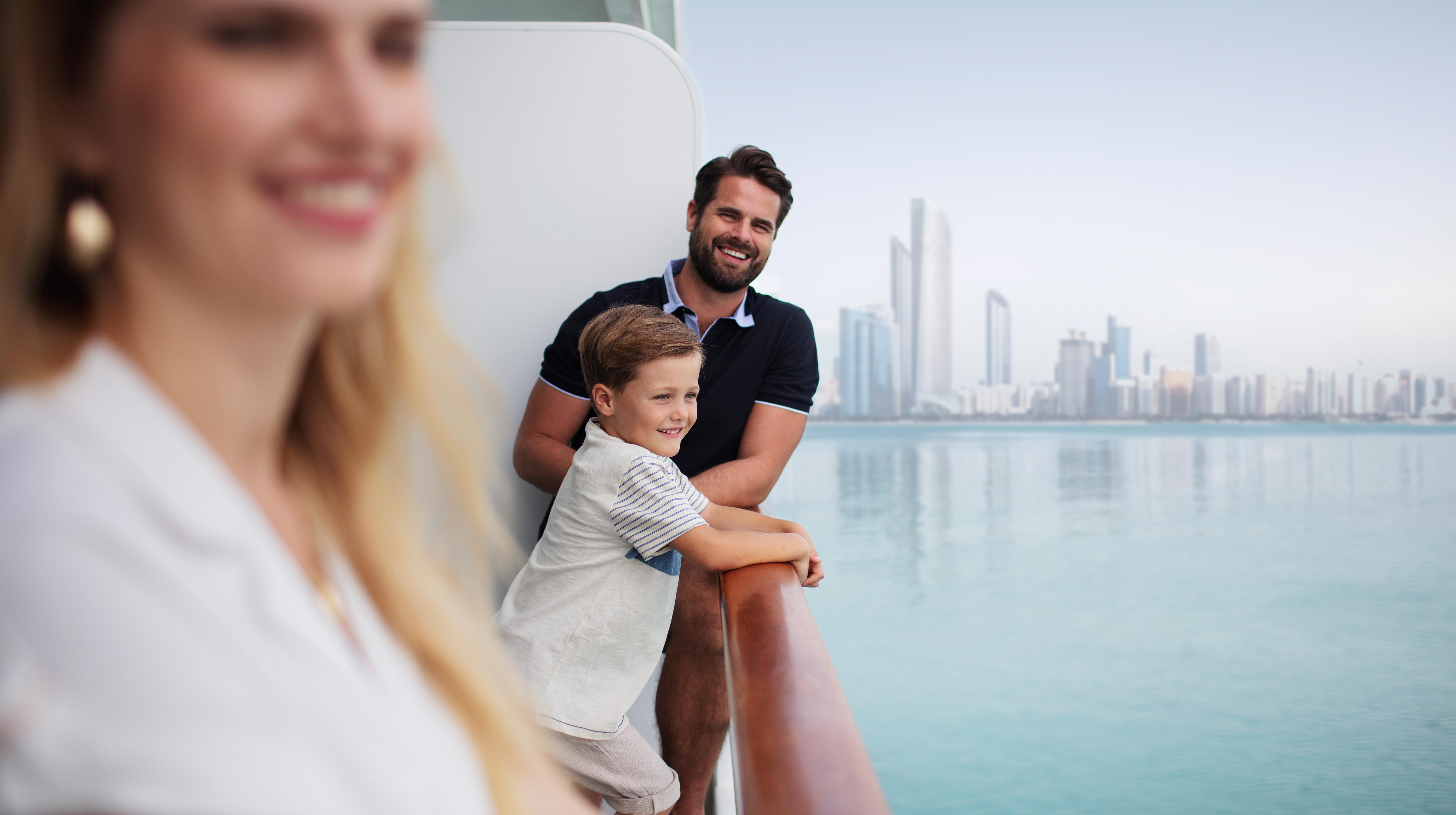 Hommes, femmes et enfants adultes souriants, profitant du mode de vie familial et du bonheur lors d'une croisière à Abu Dhabi.