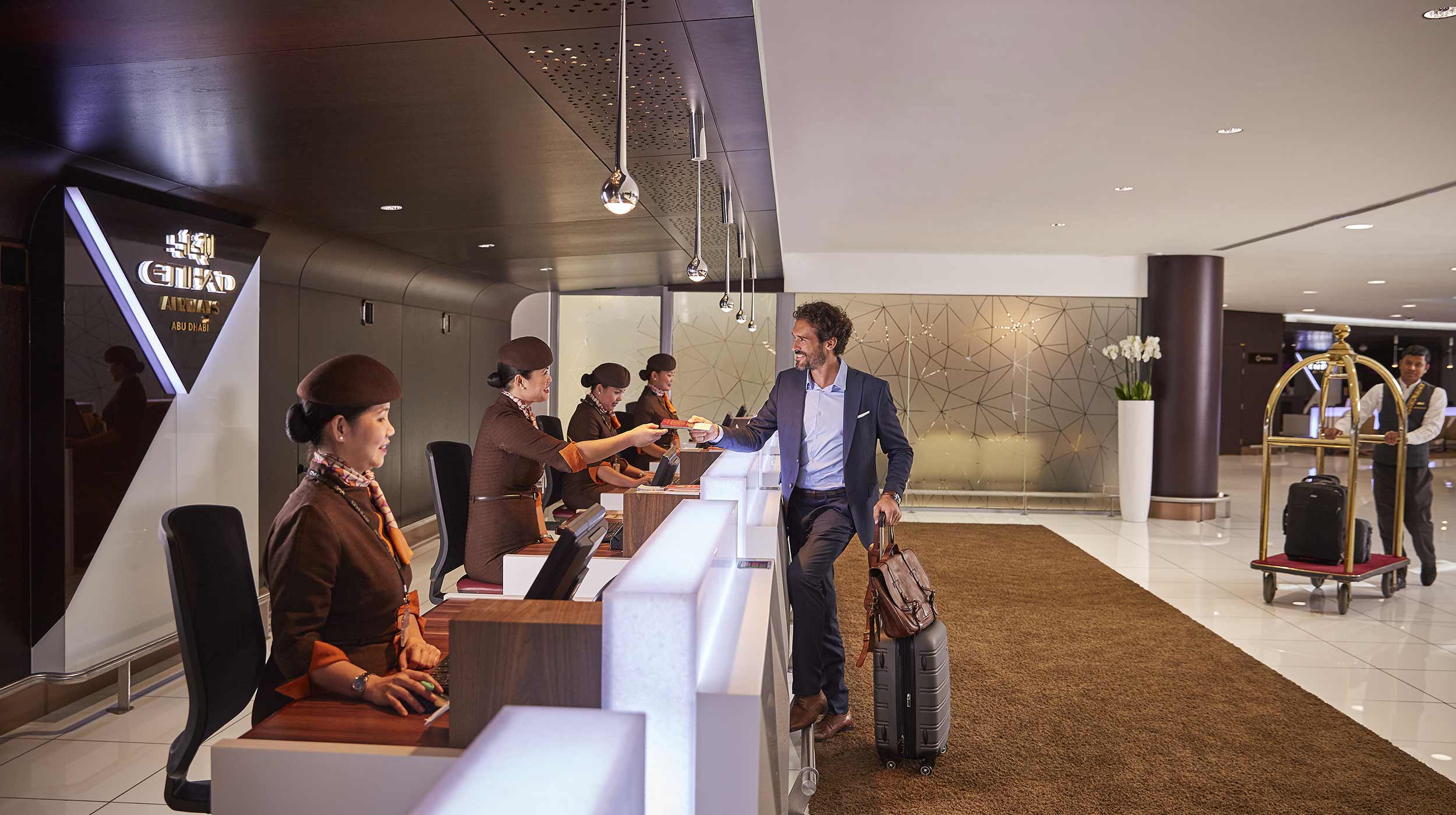 Homme et femme d'affaires travaillant ensemble dans un bureau de l'aéroport d'Abu Dhabi.