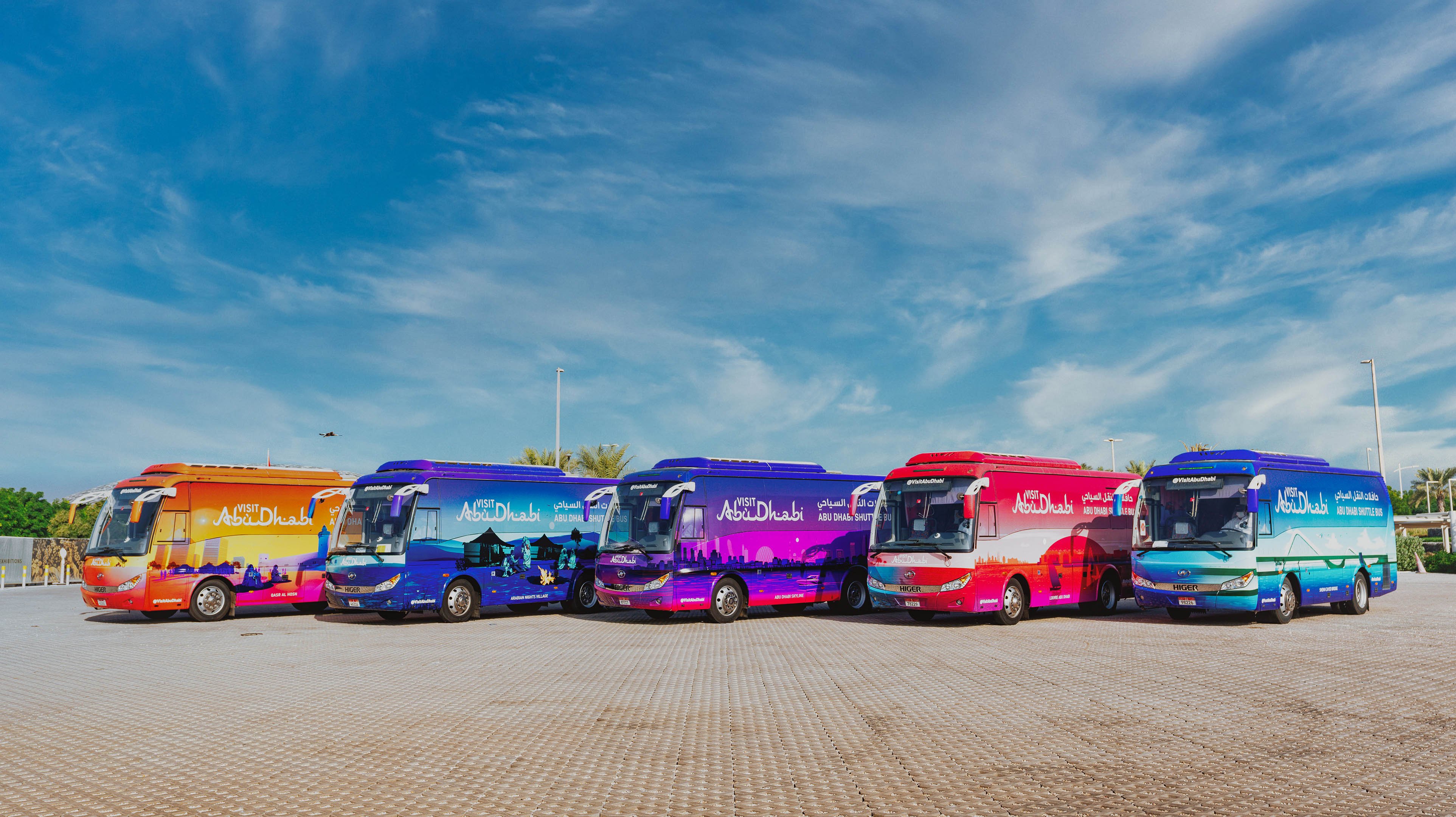 خمسة من حافلات زوروا أبوظبي للنقل السياحي الملونة