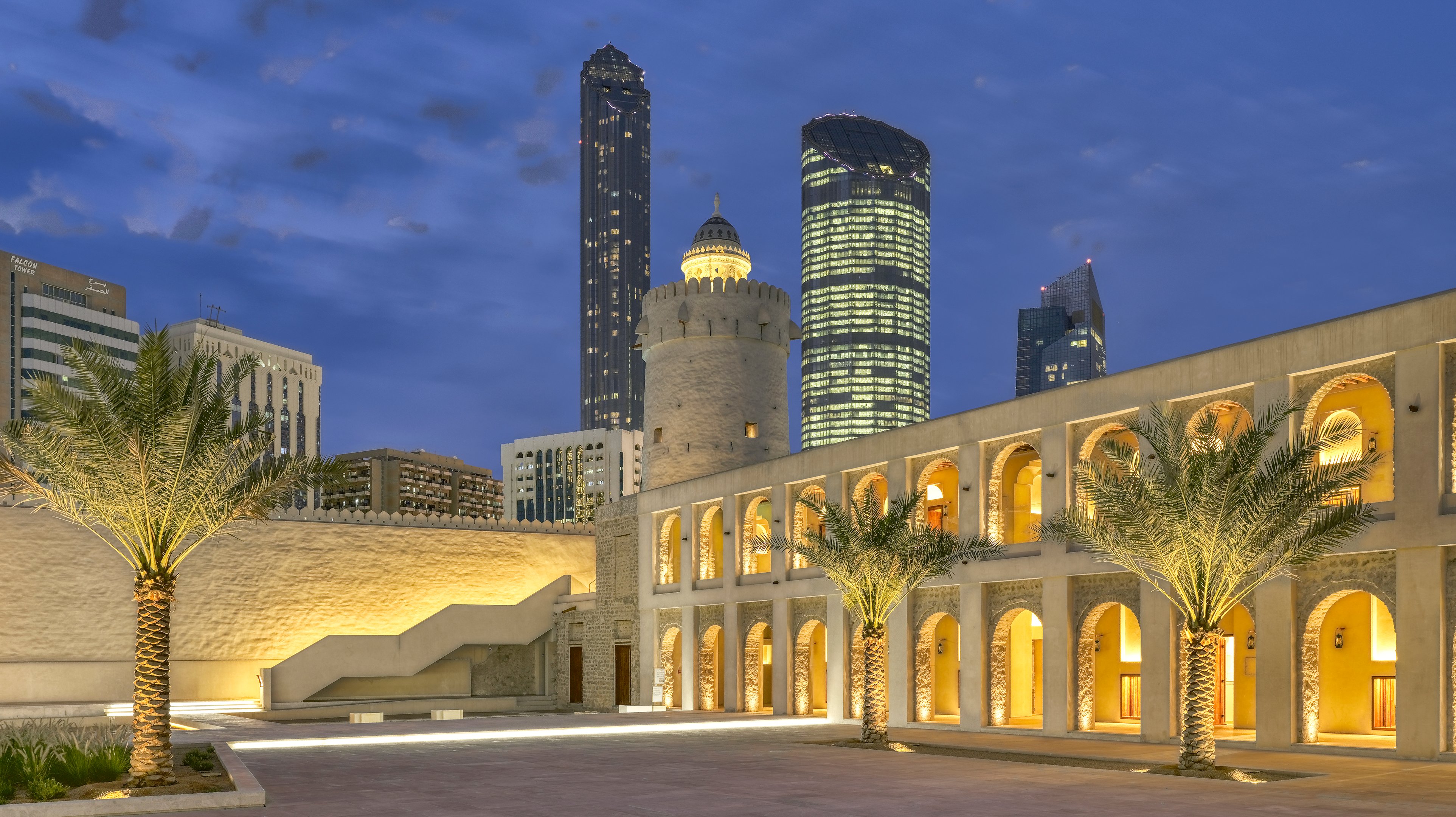 مباني تاريخية مضاءة ليلاً تعرض ثقافة وتاريخ مدينة أبوظبي