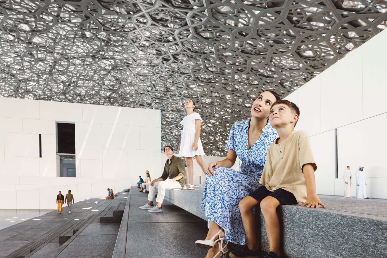 Visitatori ammirano un'opera sul soffitto del Louvre di Abu Dhabi