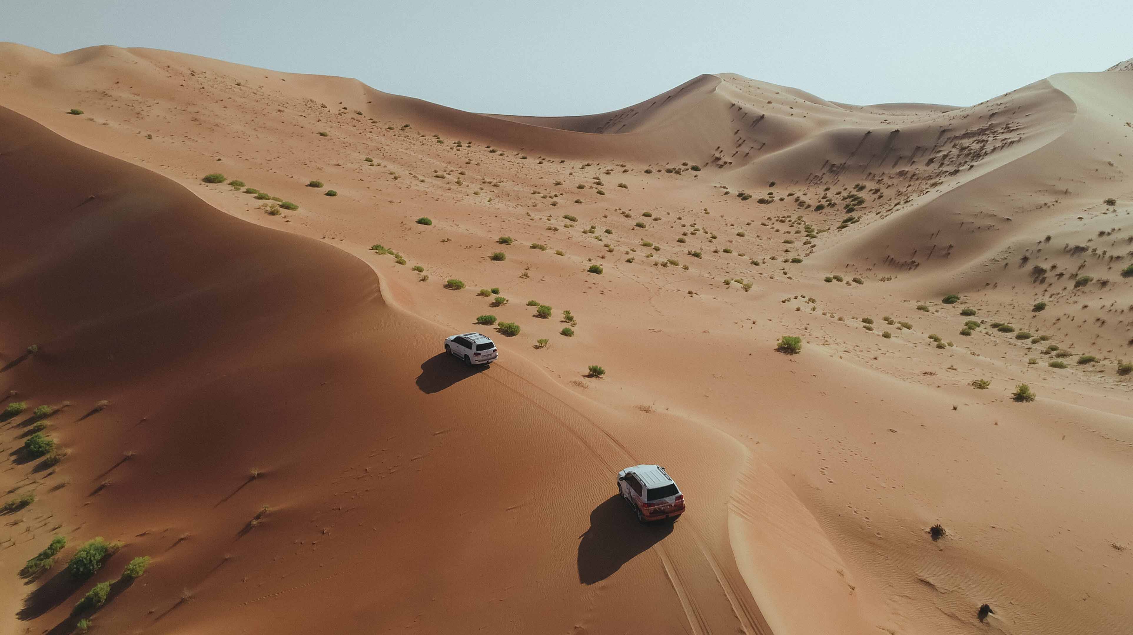 2 white 4x4 vehicles on off-road-desert-driving excursion in Abu Dhabi sand dunes