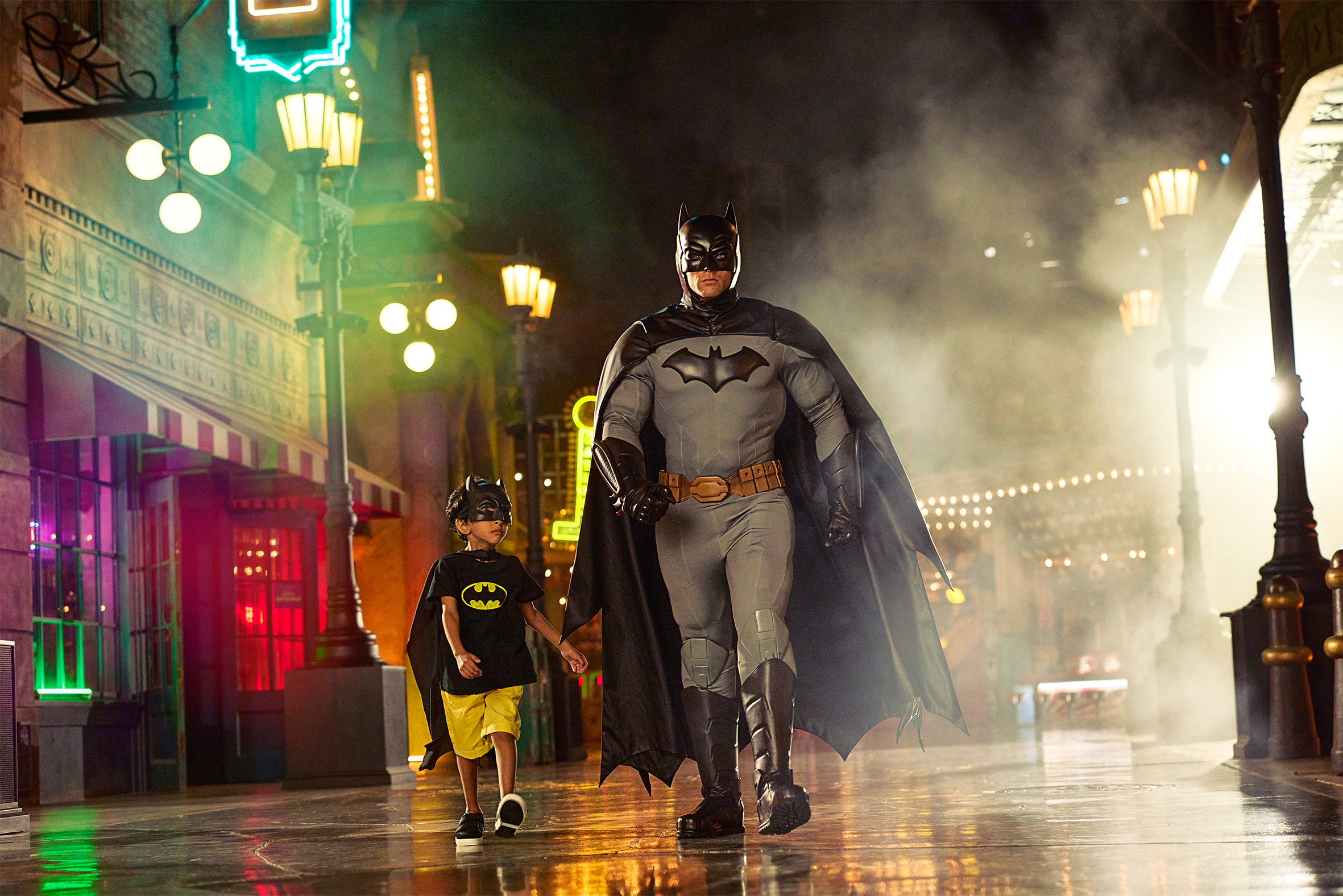 Batman and a little boy dressed as Batman in the Warner Bros World theme park