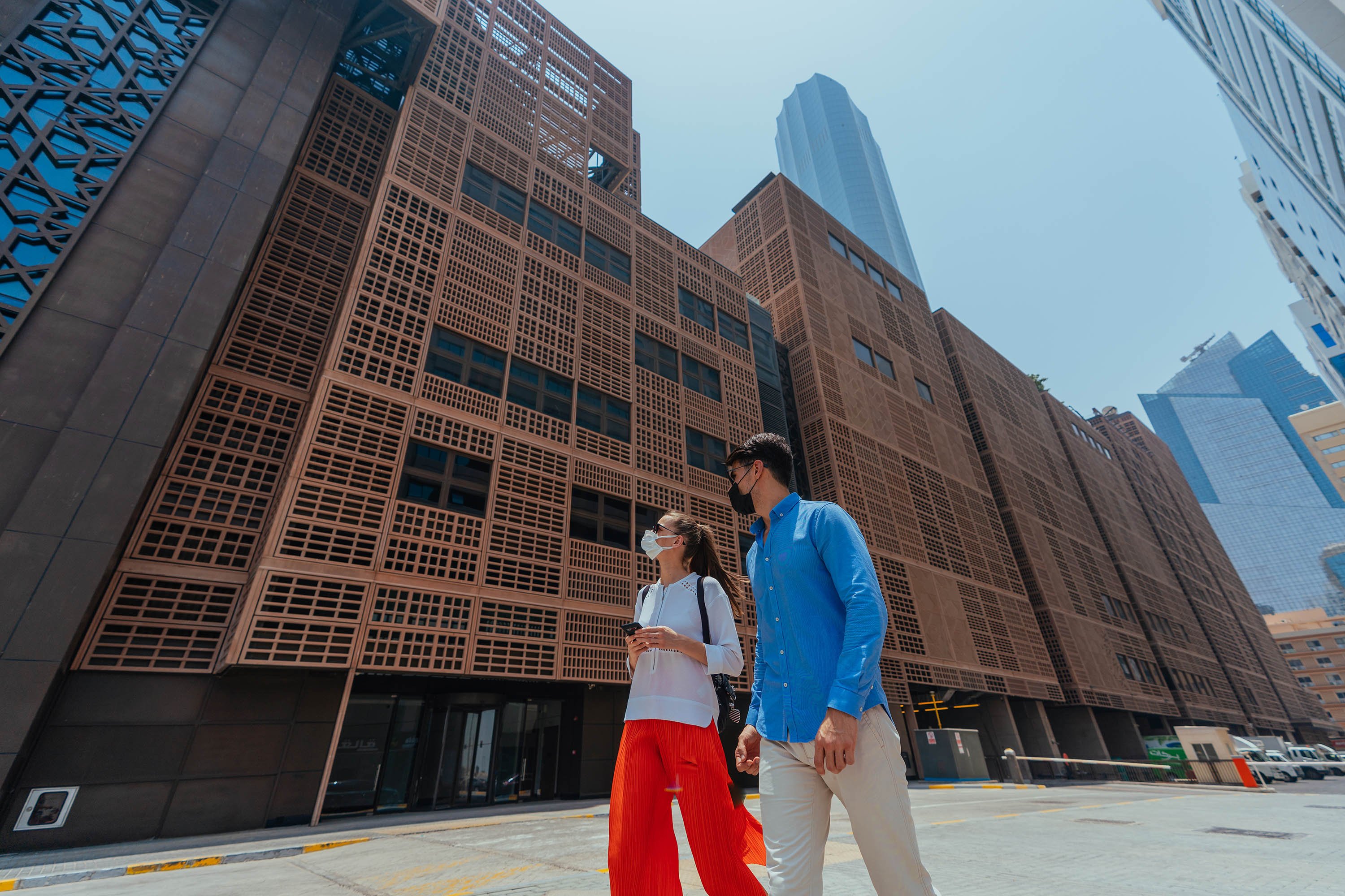 Couple exploring downtown Abu Dhabi on a free walking tour 